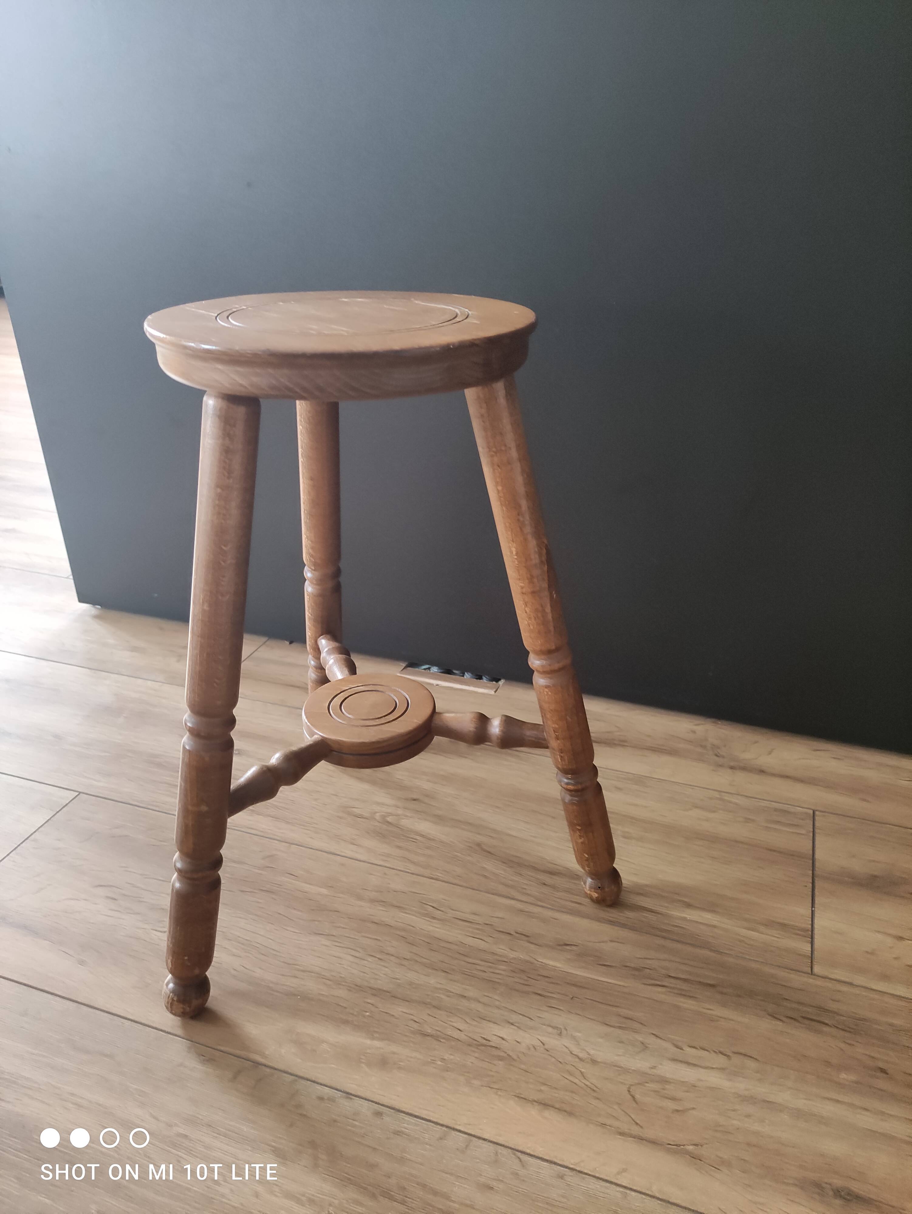 Tabouret tripode vintage en bois brun clair