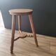 Tabouret tripode vintage en bois brun clair