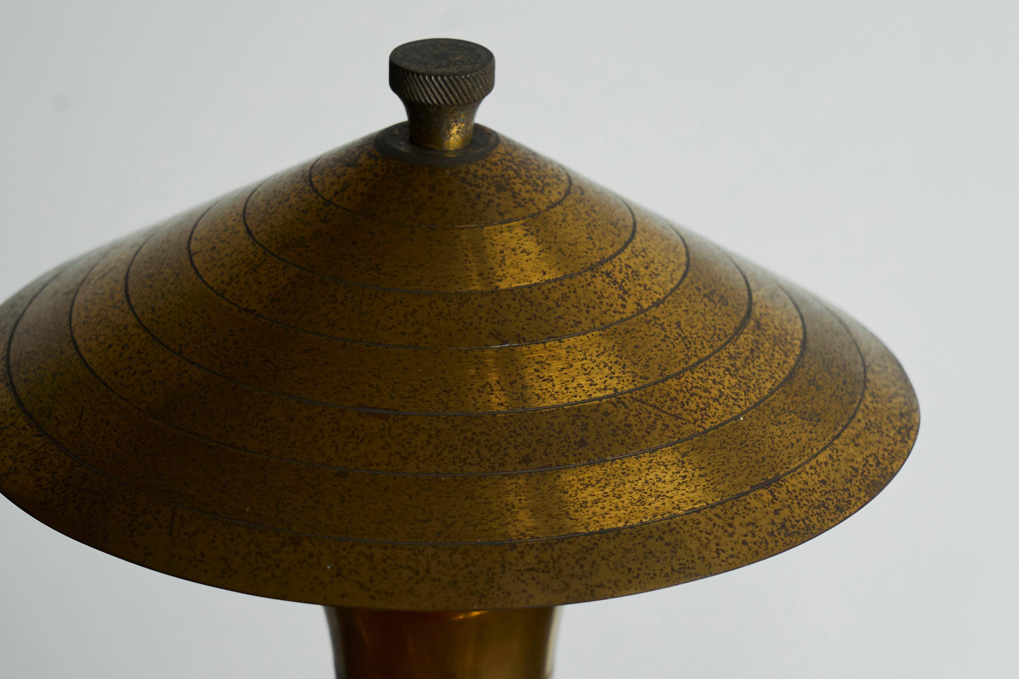 Art Deco table lamp in patinated brass from the 1940s.