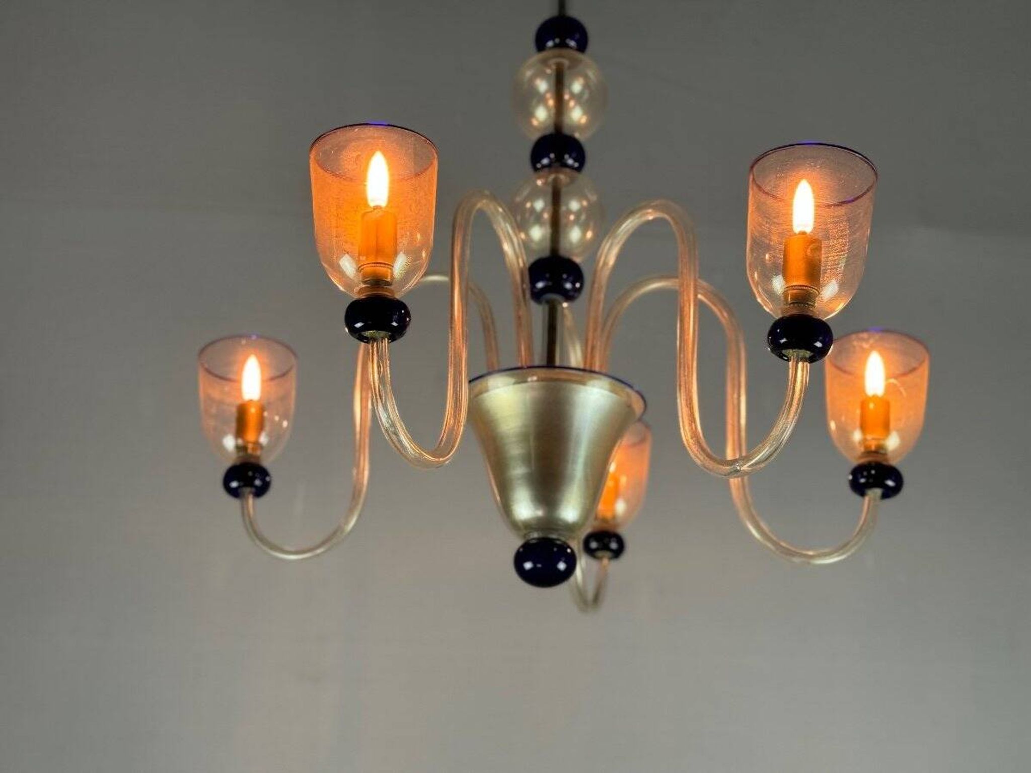 Venetian chandelier in gold and dark blue Murano glass, 5 light arms, circa 1960