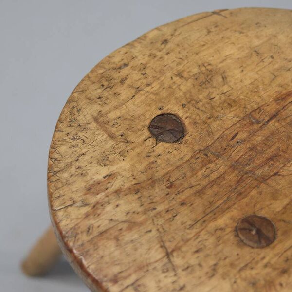 Chaise de montagne primitive rustique antique suédoise à trois pieds