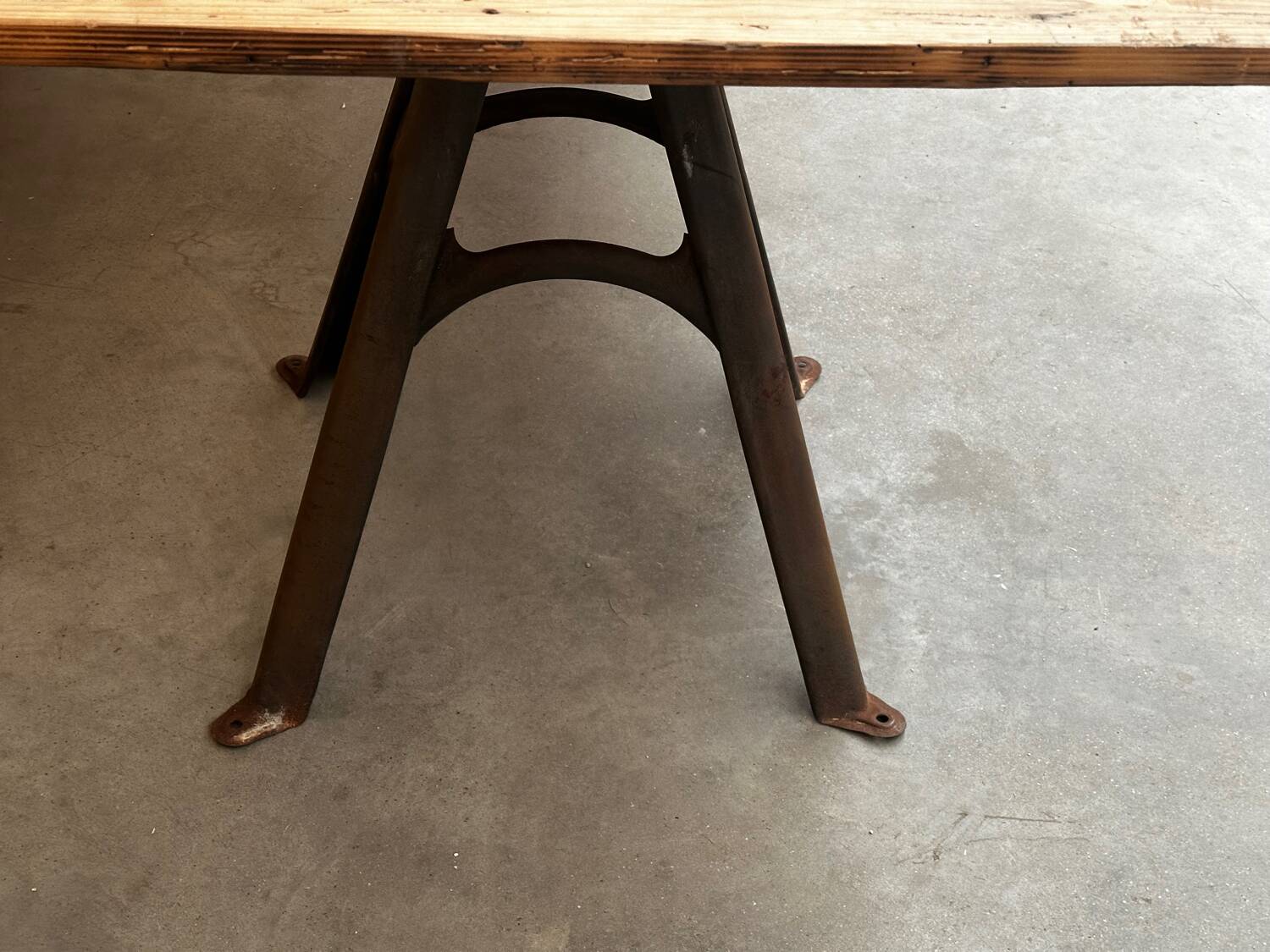 Large table for 10 people - 3m long - antique top / industrial legs