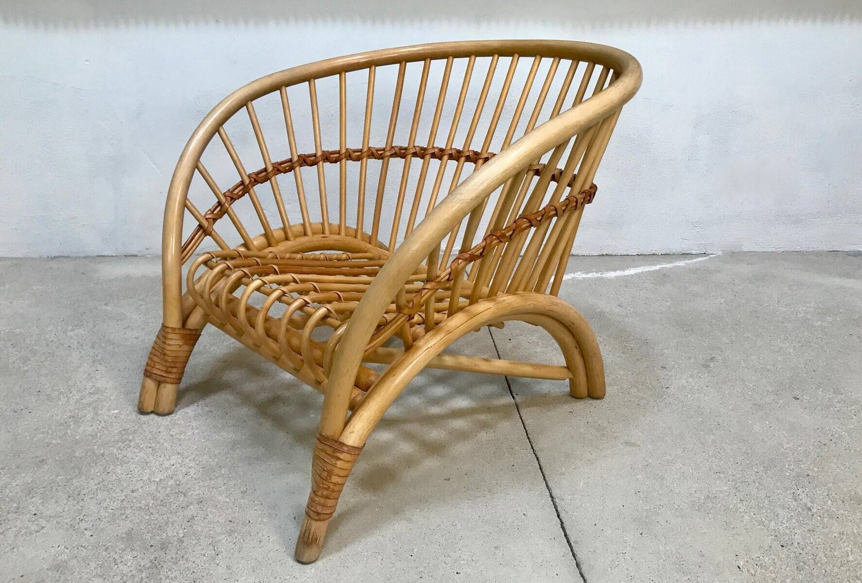 Handcrafted Bamboo lounge chair with leather lacings, Italy 1970s