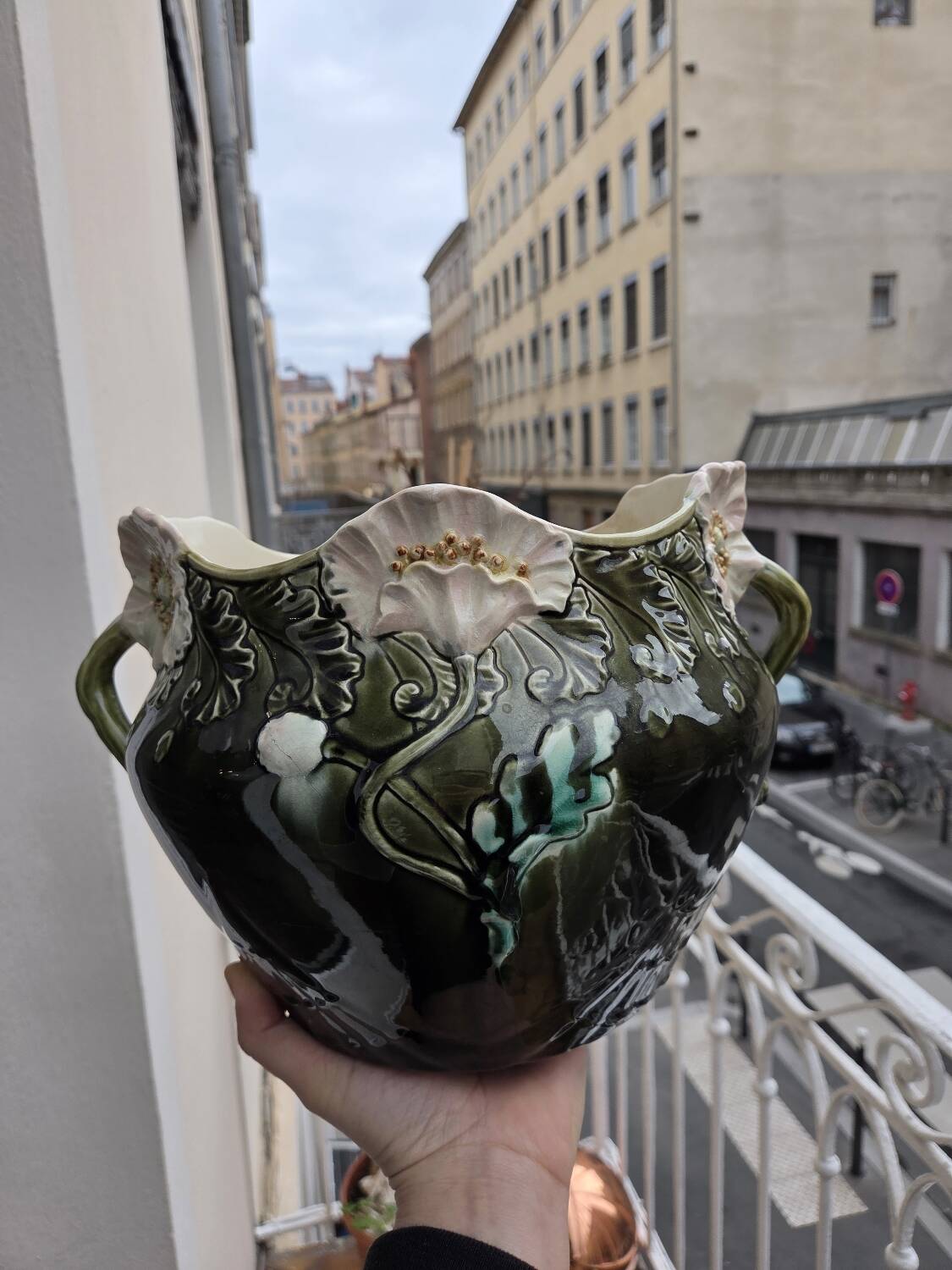 Jardinière in slipware signed by Gustave de Bruyn.