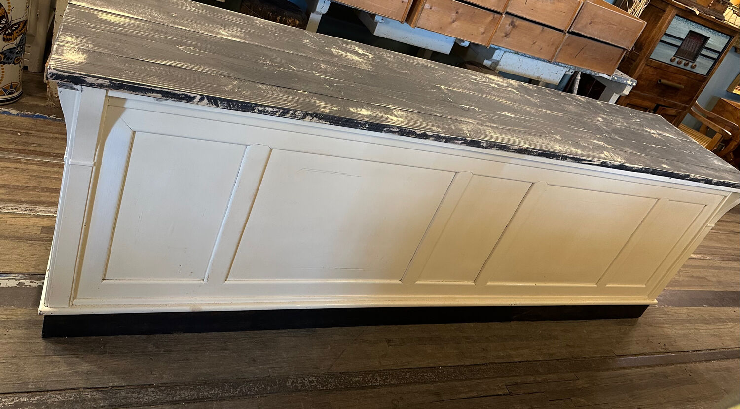 Countertop or loom cabinet with panel drawers