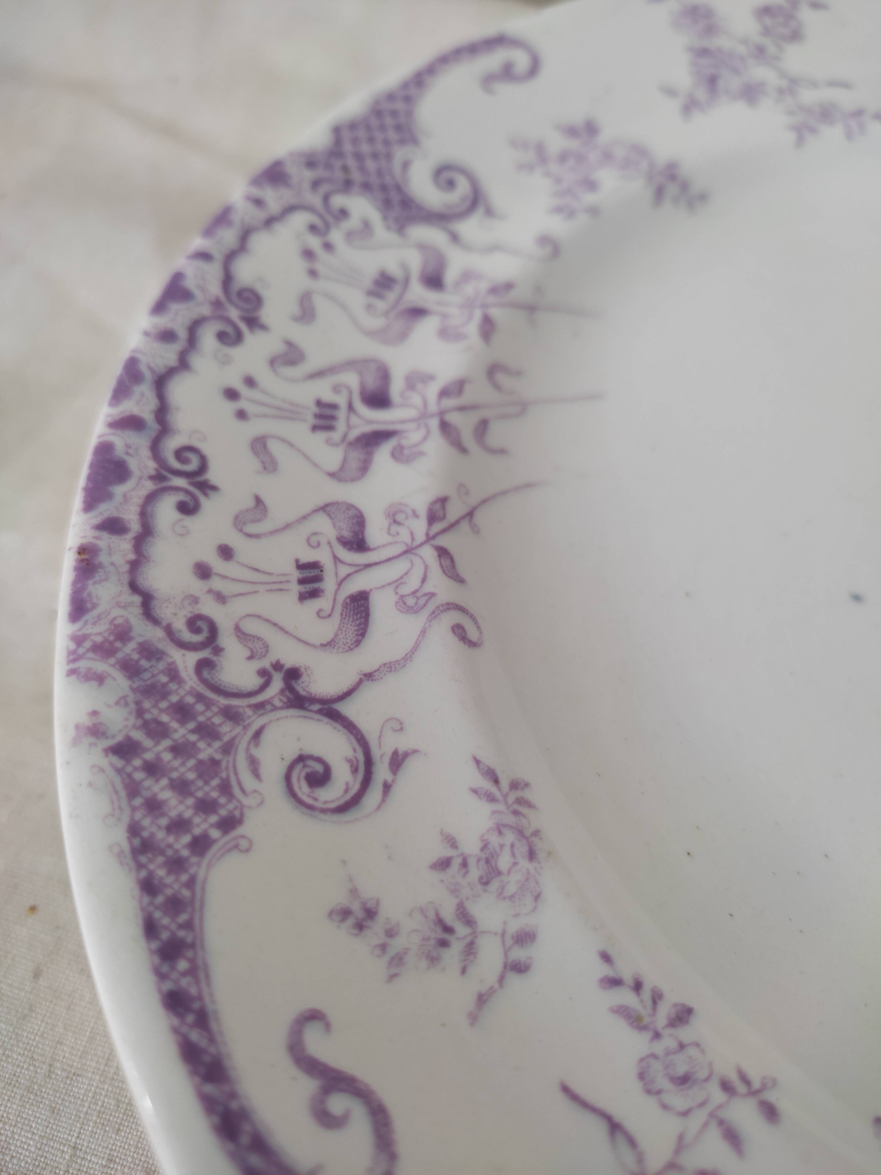 Presentation plate on foot shower