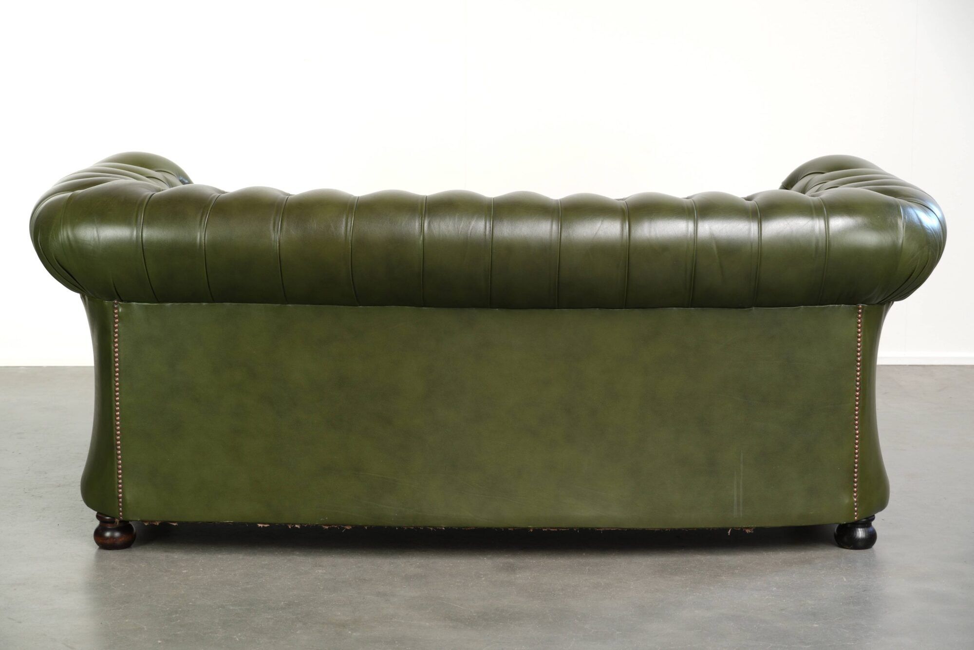Green cow leather 2.5-seater Chesterfield sofa in English style