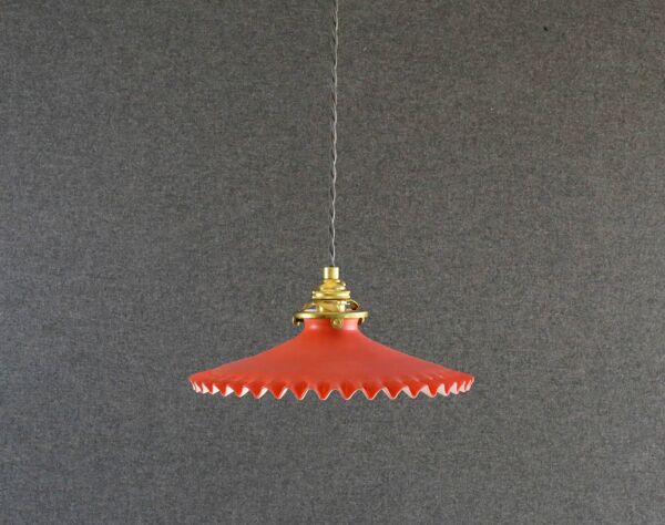 Suspension en verre ancien peint rouge  et blanc. douille et cable neuf