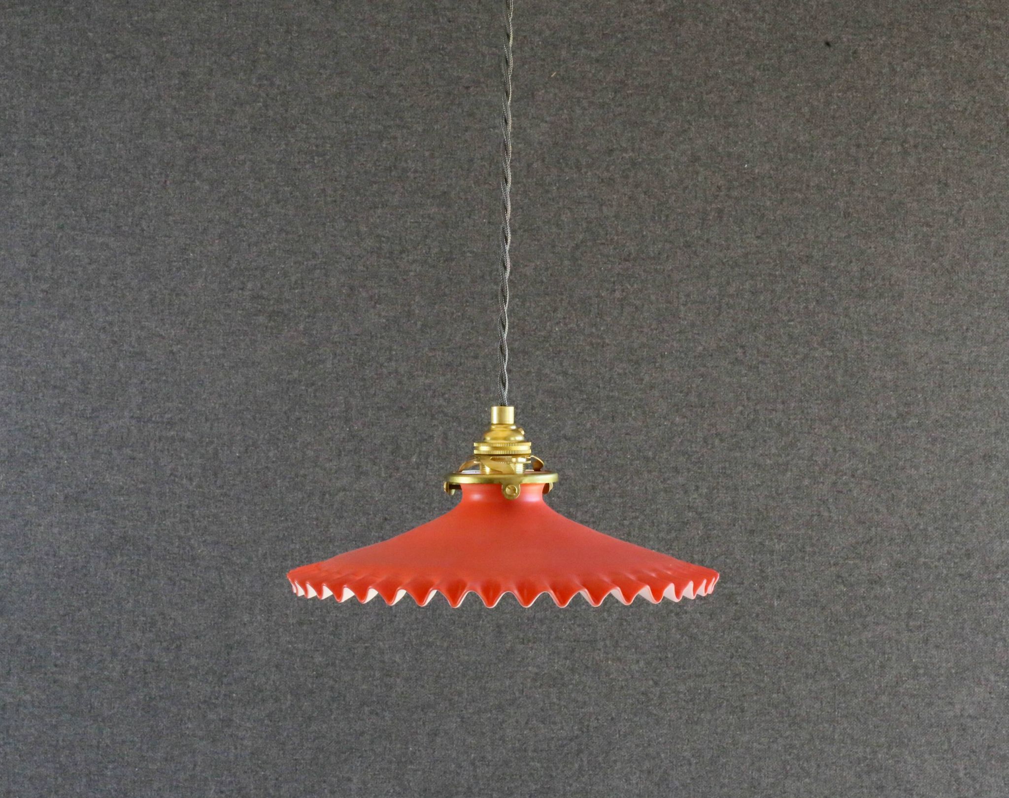 Suspension en verre ancien peint rouge  et blanc. douille et cable neuf
