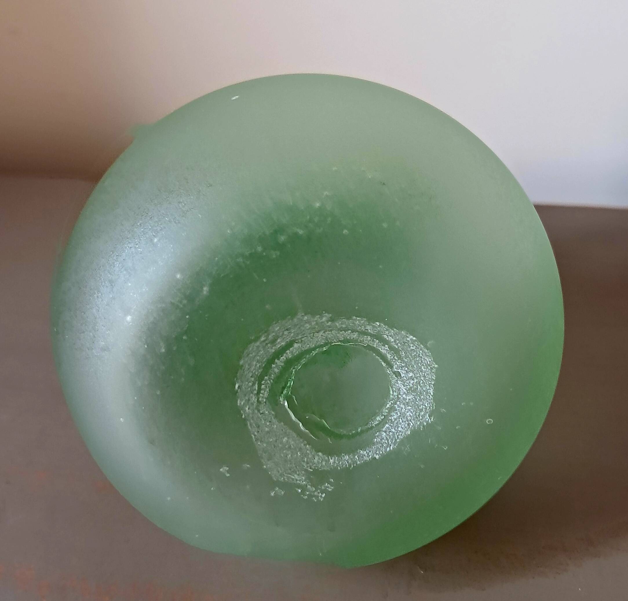 Fiole à oreilles, de couleur verte, en pâte de verre de murano