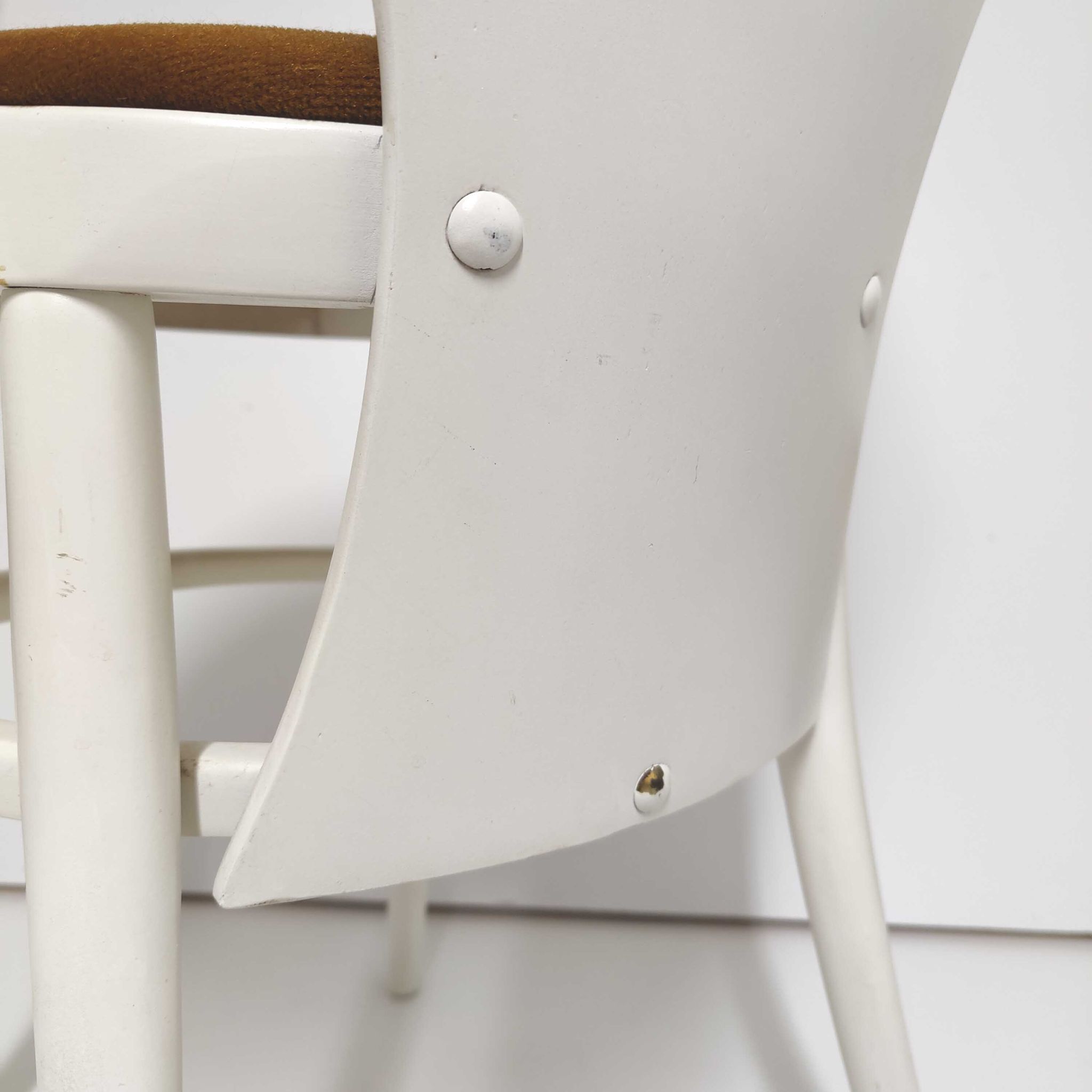 Chaise baumann bistrot mouette en bois blanc et velours jaune