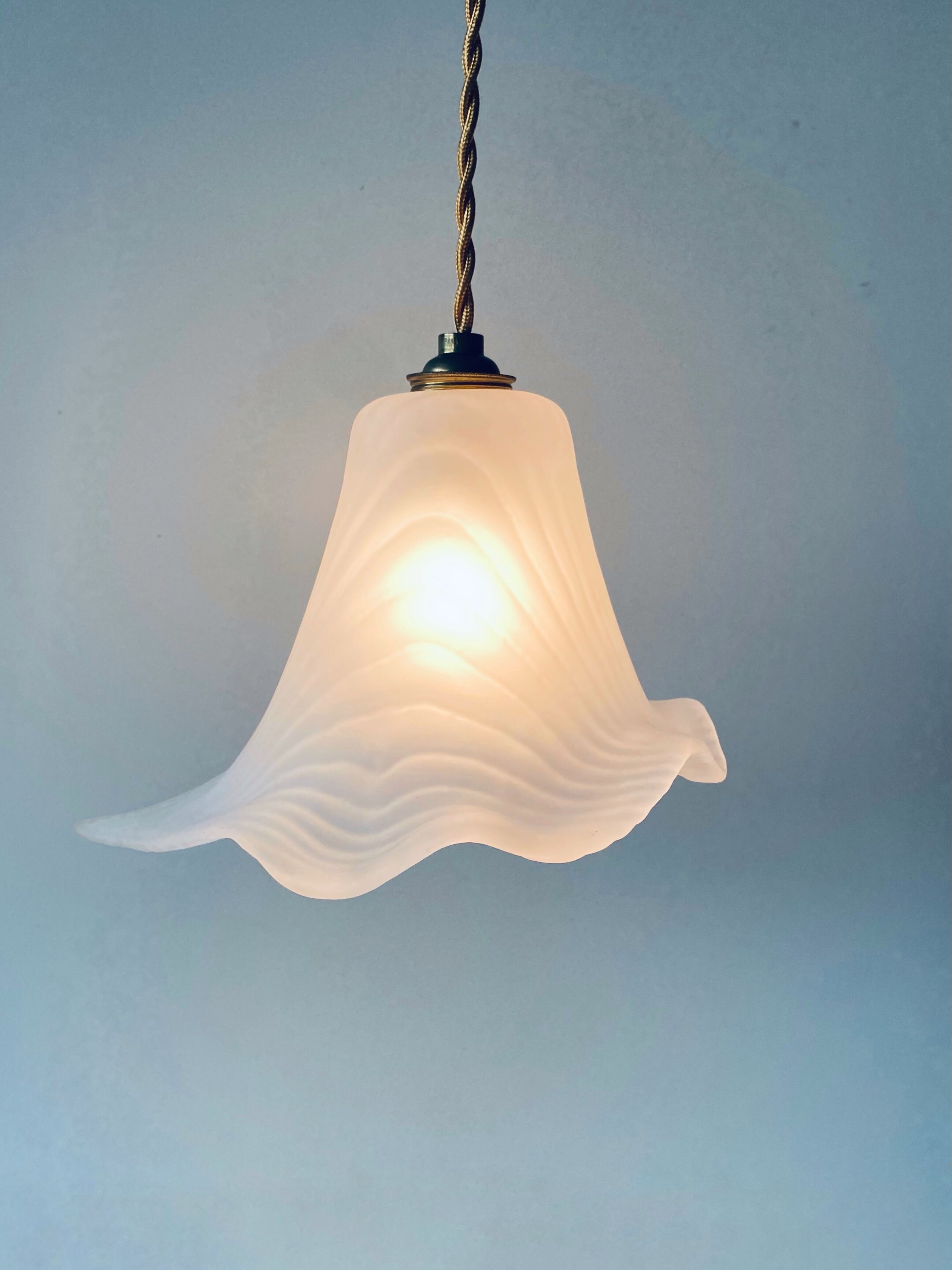 Flower suspension in glass paste