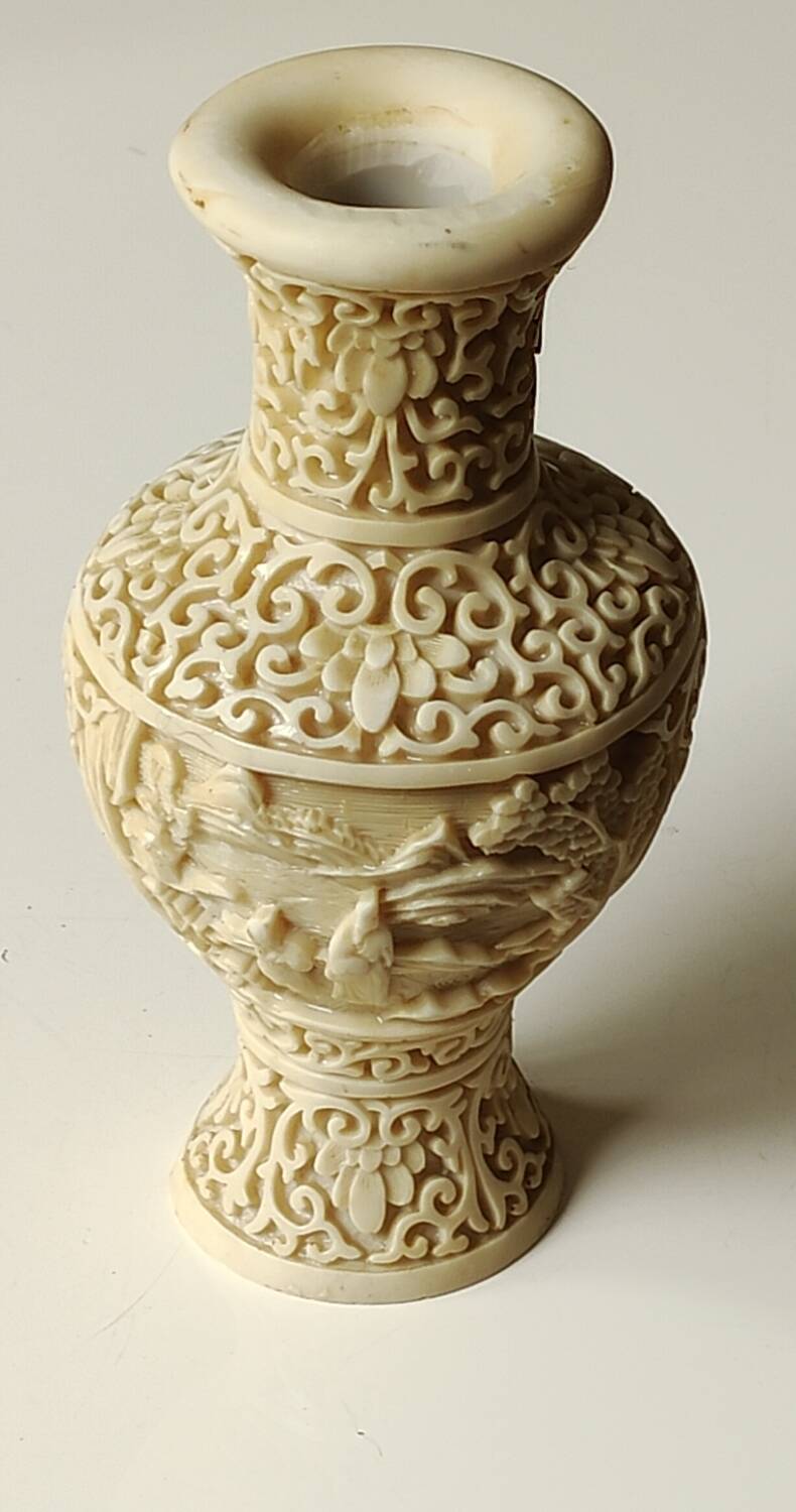 Chinese Baluster Vase. In beige cinnabar lacquer. Dimensions: 17 x 9 cm