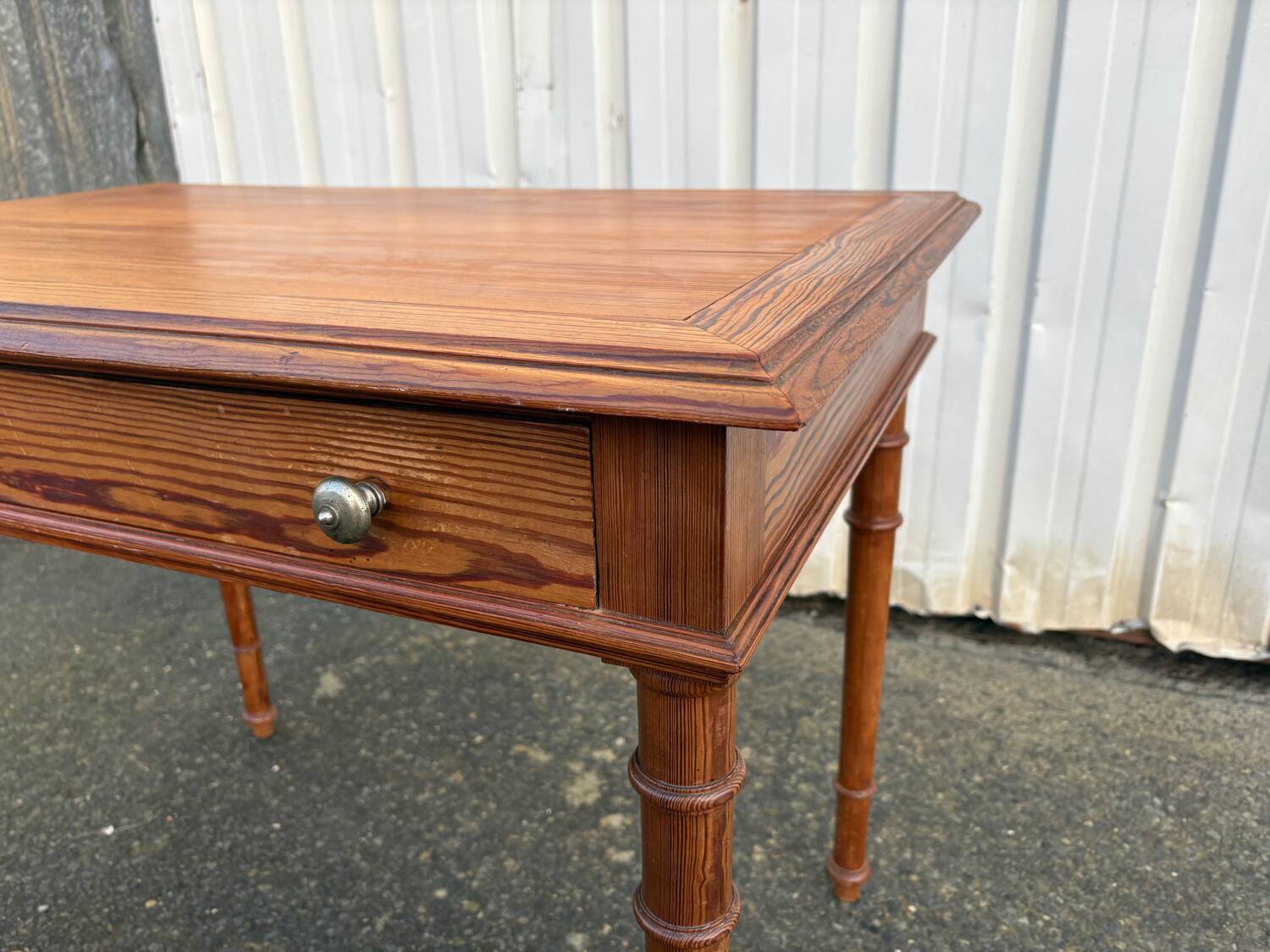 Bureau ancien en pitchpin, pieds tournés, tiroir – superbe patine