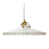 Suspension vintage française en verre blanc à bord festonné