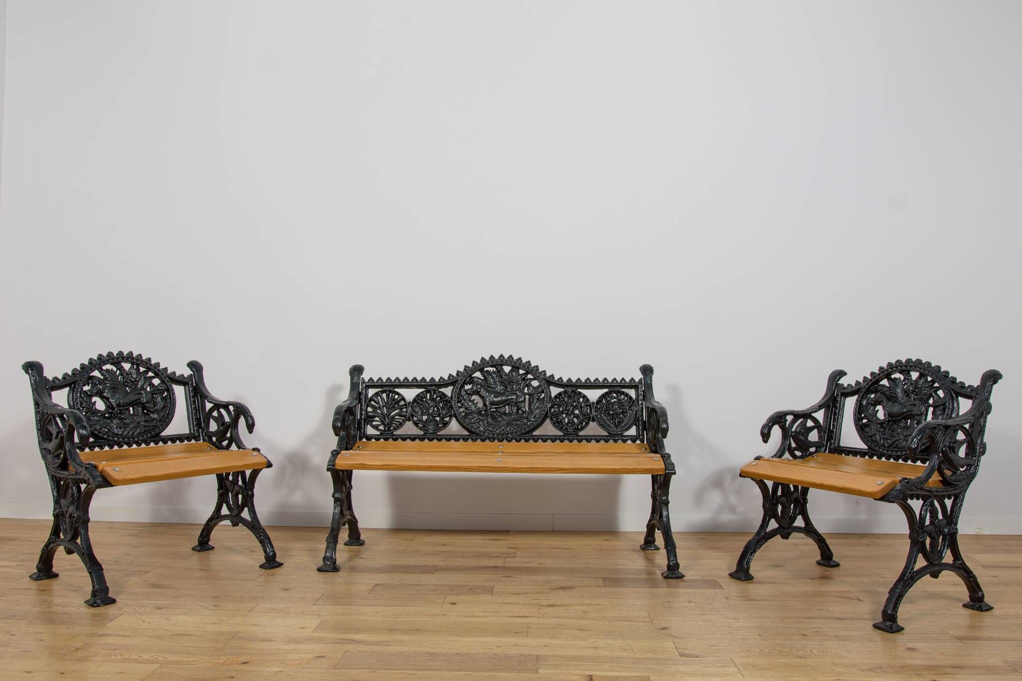 Victorian Cast Iron Garden Set – Bench and Two Armchairs, United Kingdom, Late 19th / Early 20th Century