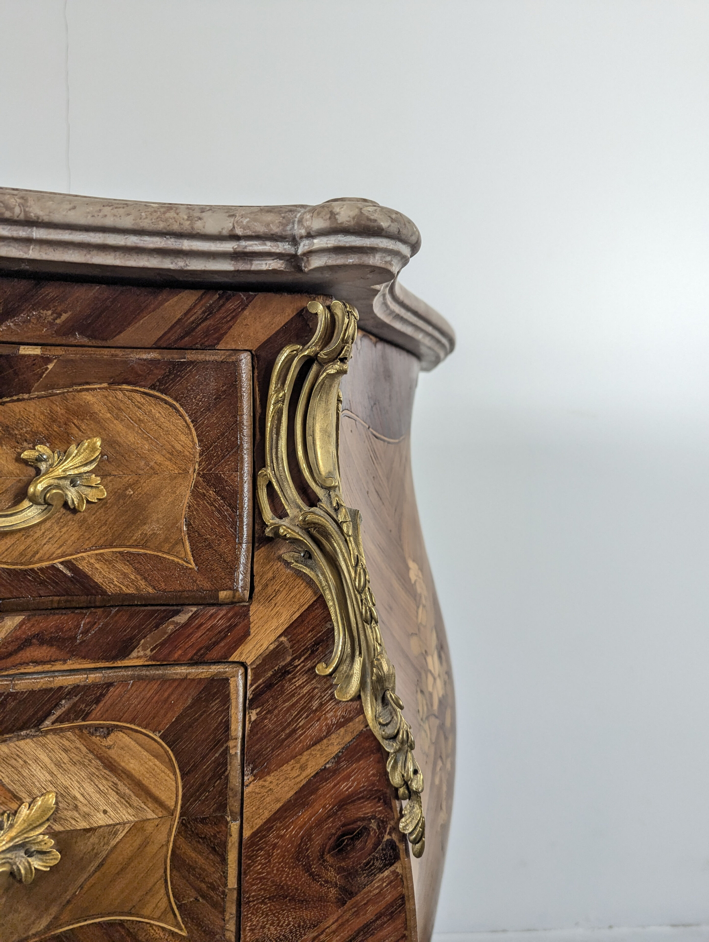 Louis XV period chest of drawers in rosewood marquetry