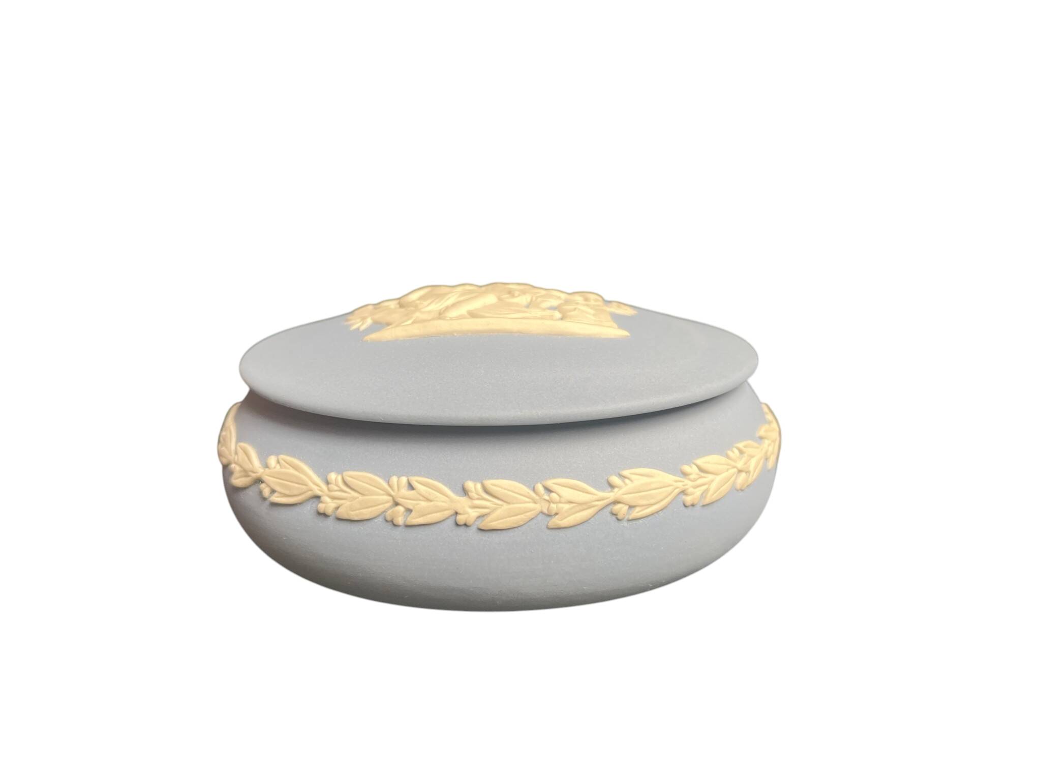 Wedgwood, blue jasper bonbonnière with antique decoration from the 20th century.