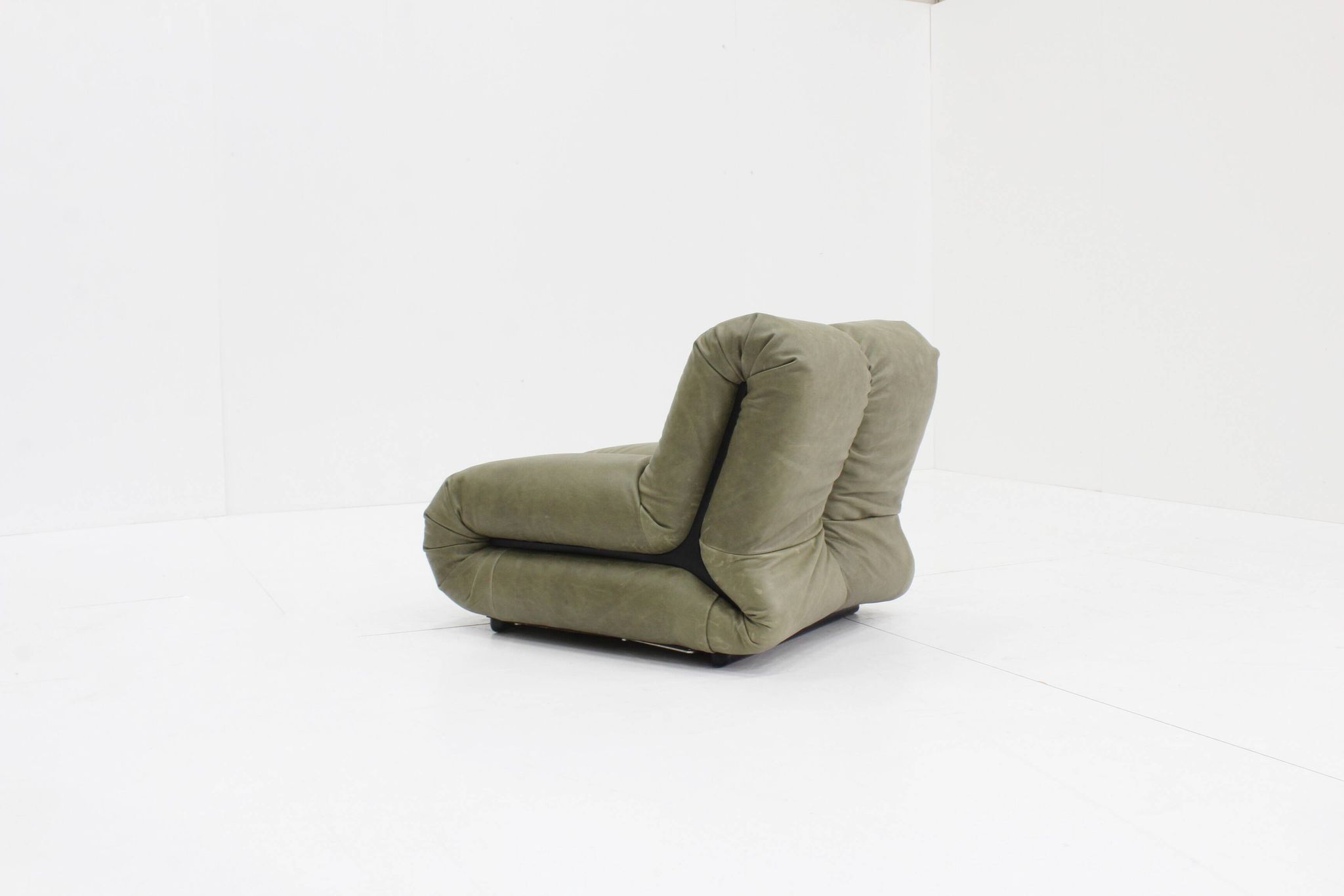 Pagru leather lounge chairs Claudio Vagnoni 1P Italy 1971