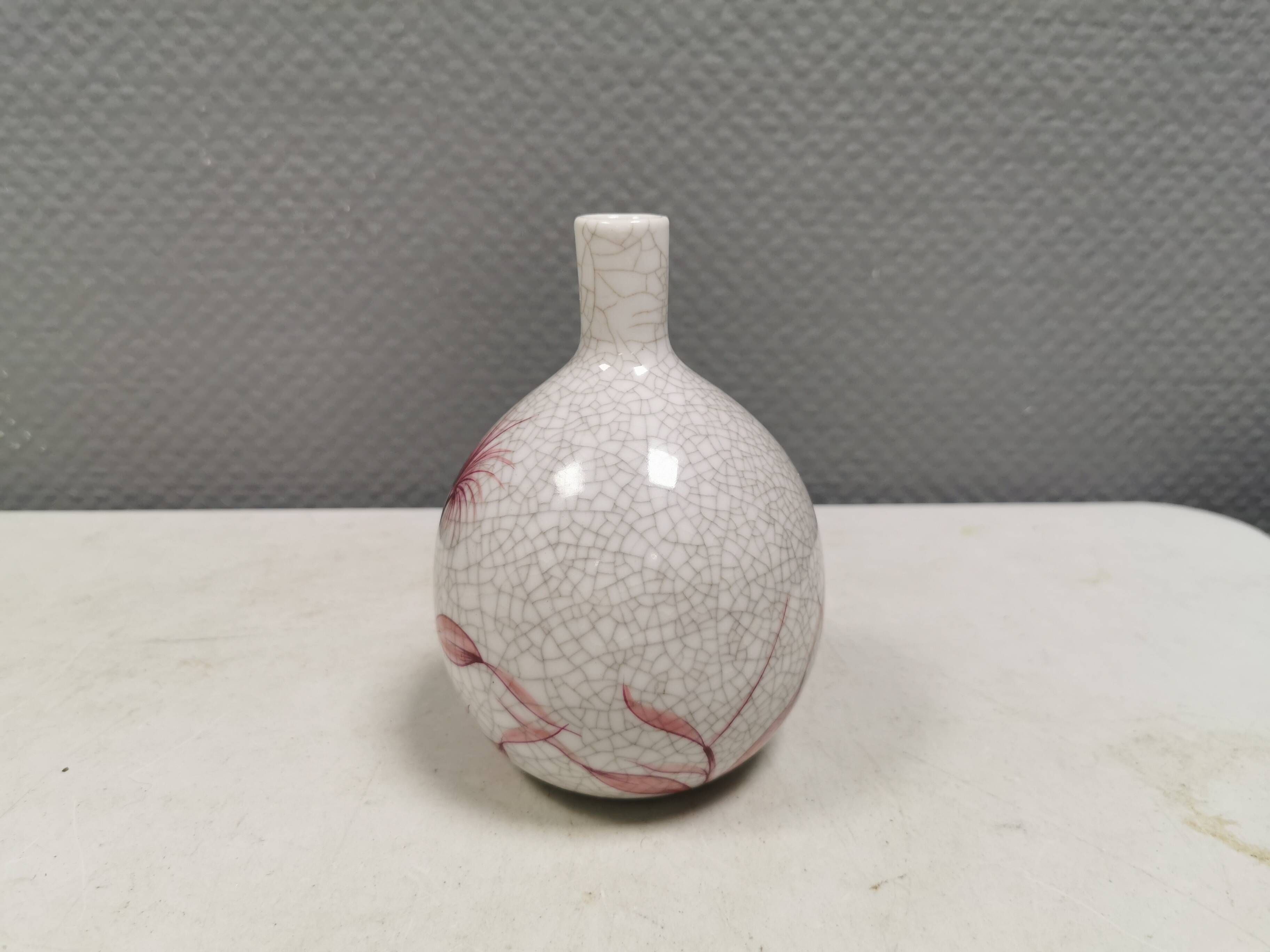 A vase in crackled porcelain with pink decoration. Germany 1930s