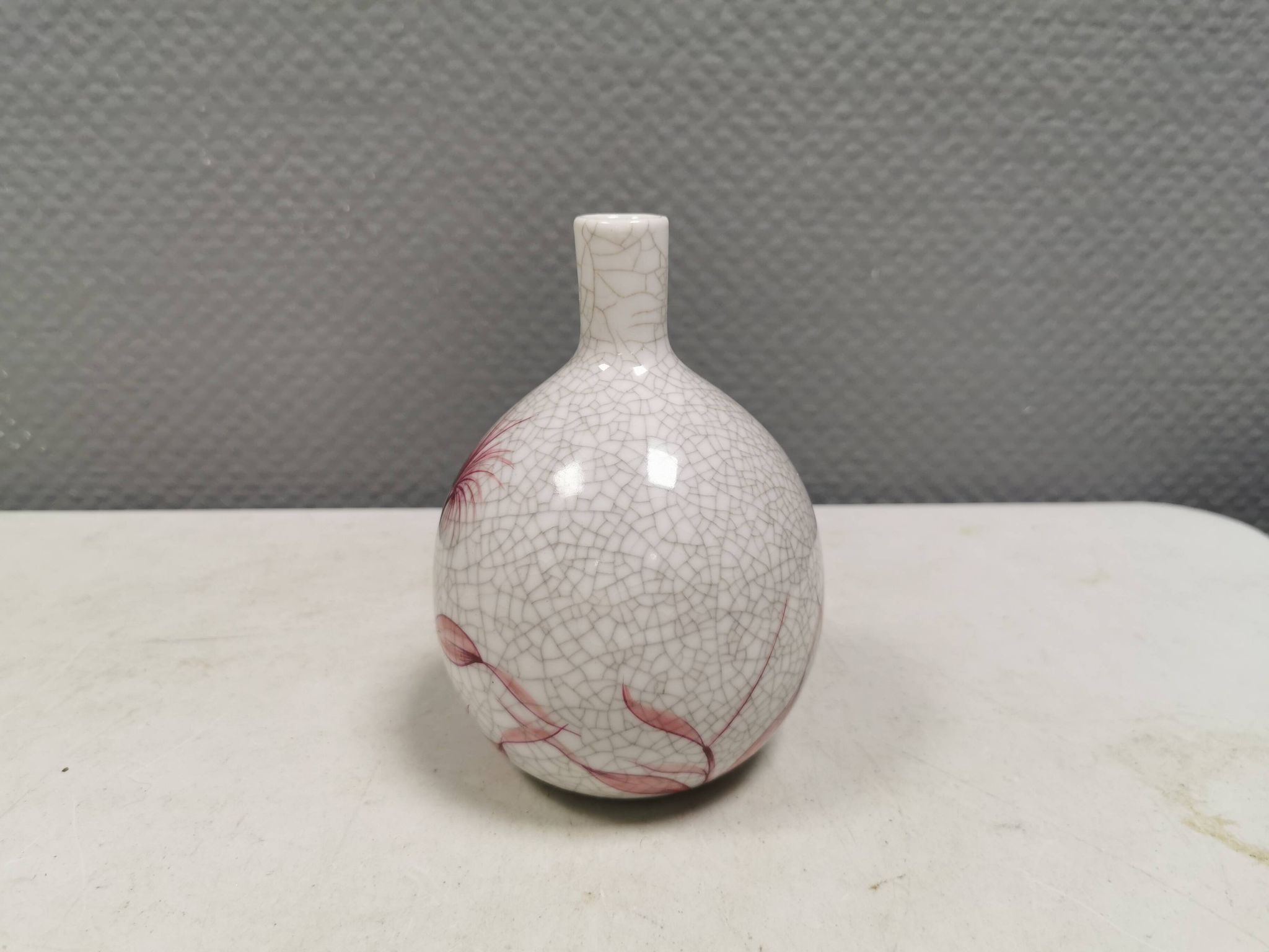 A vase in crackled porcelain with pink decoration. Germany 1930s