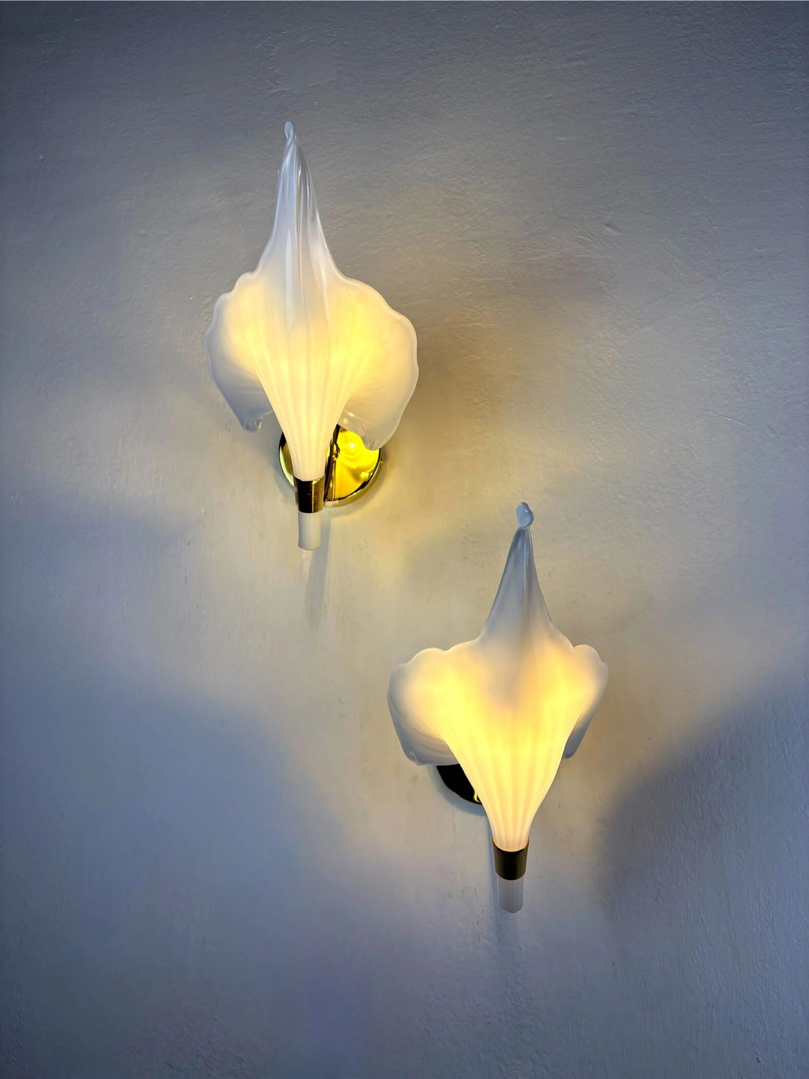 Pair of "Calla Lily" leaf-shaped wall sconces, Murano glass & gilt brass, Italy 1970s