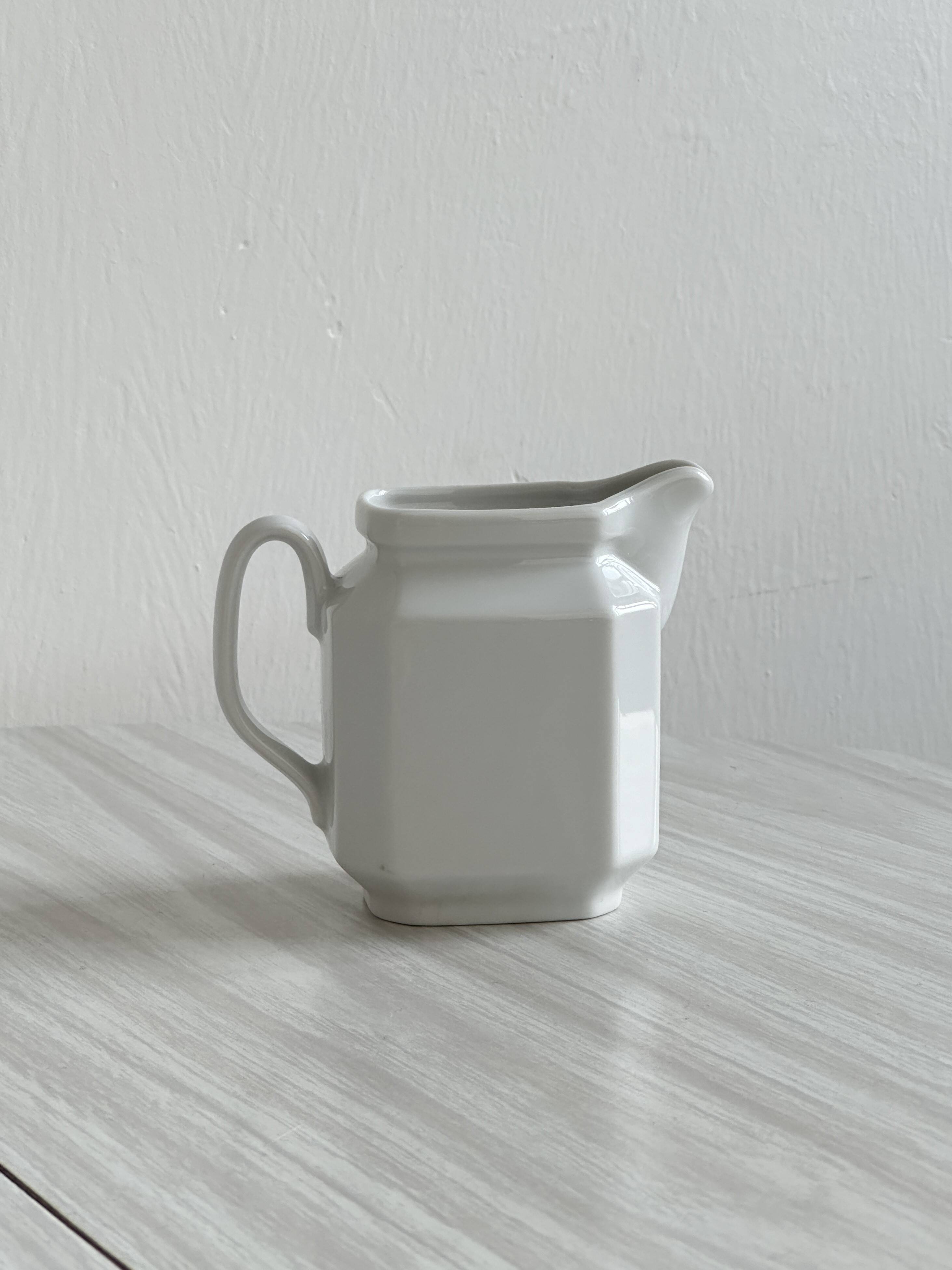 Pot à lait en porcelaine.