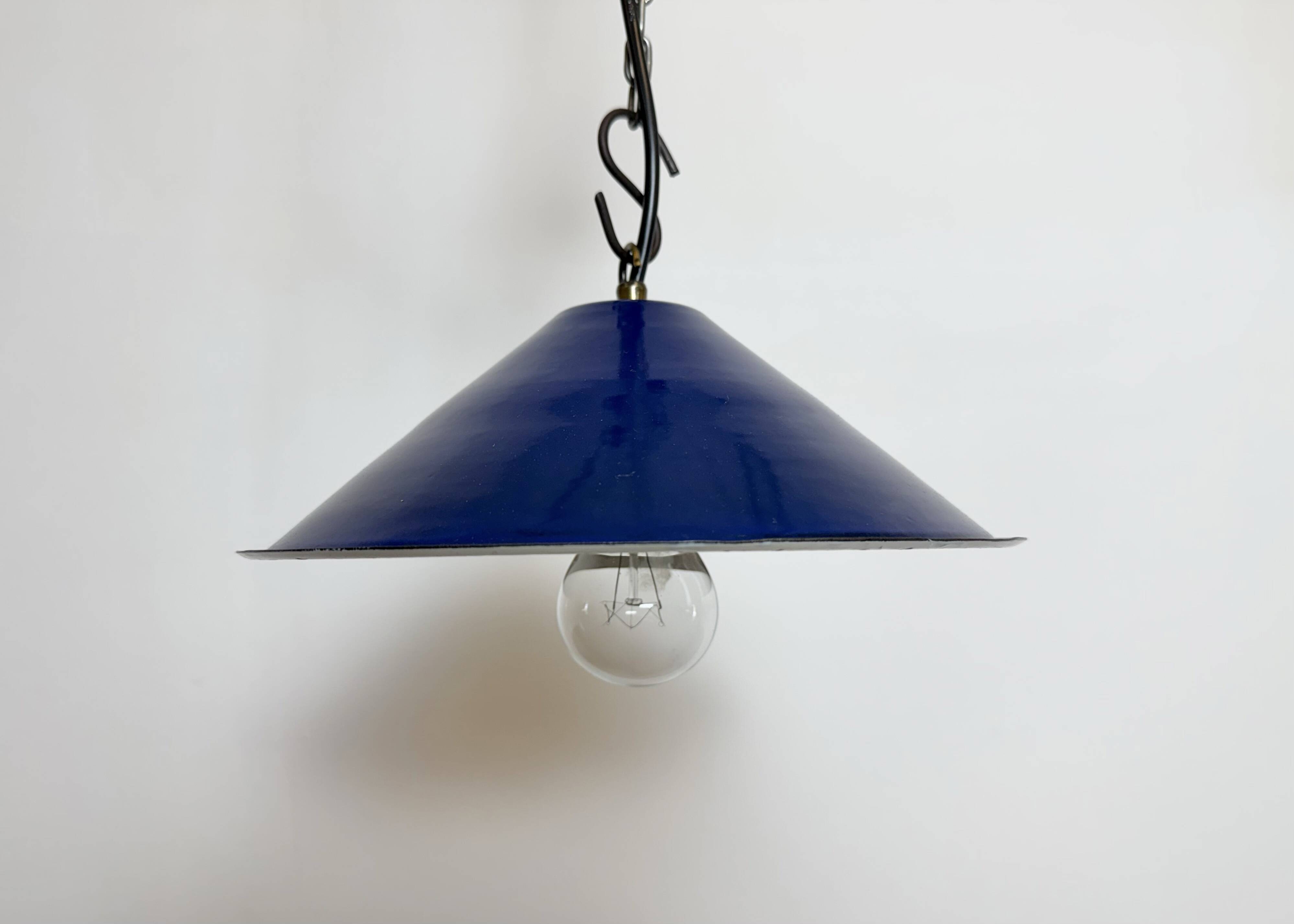 Lampe suspendue industrielle en émail bleu britannique, années 1950