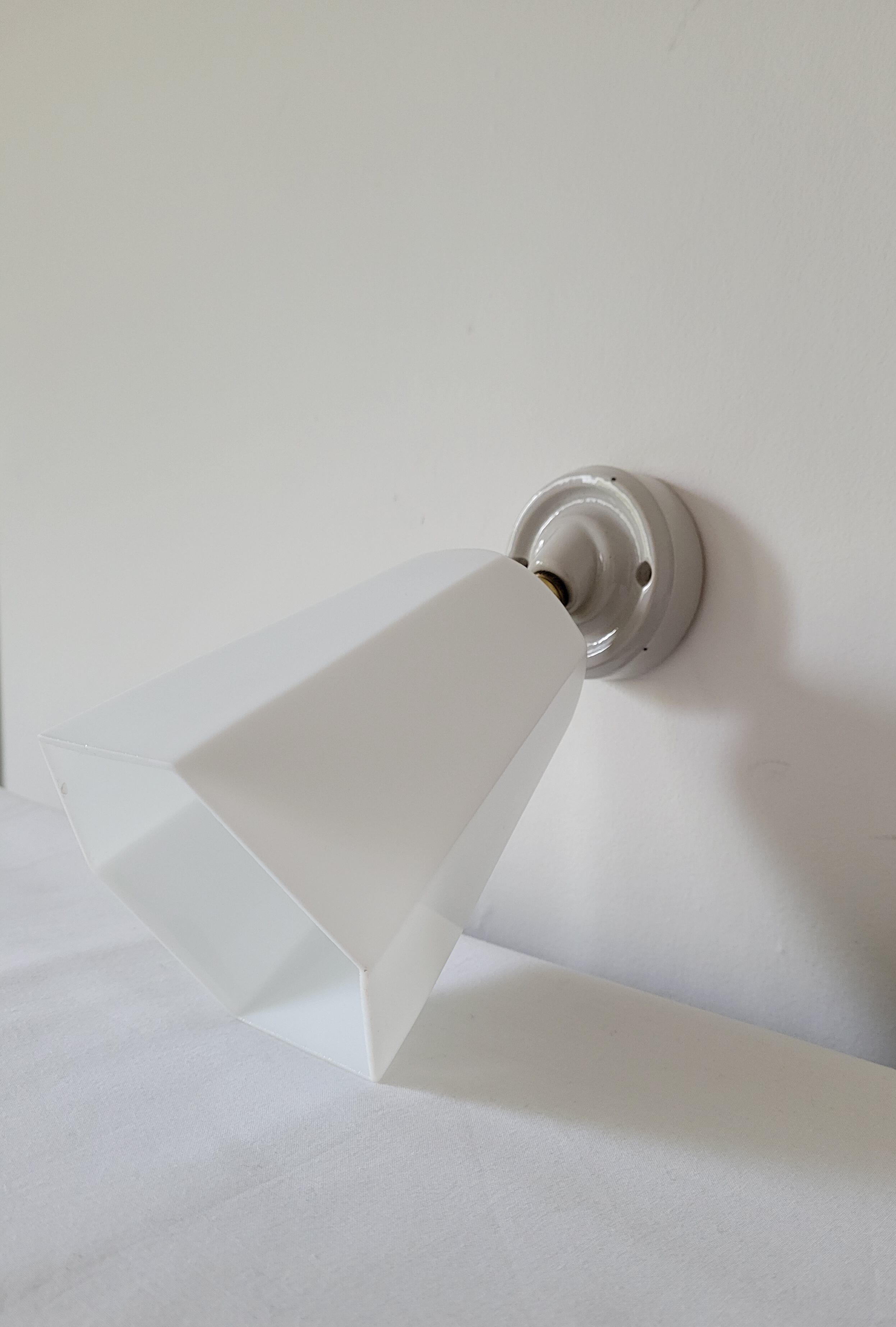 Art Deco wall lamp in opaline and porcelain
