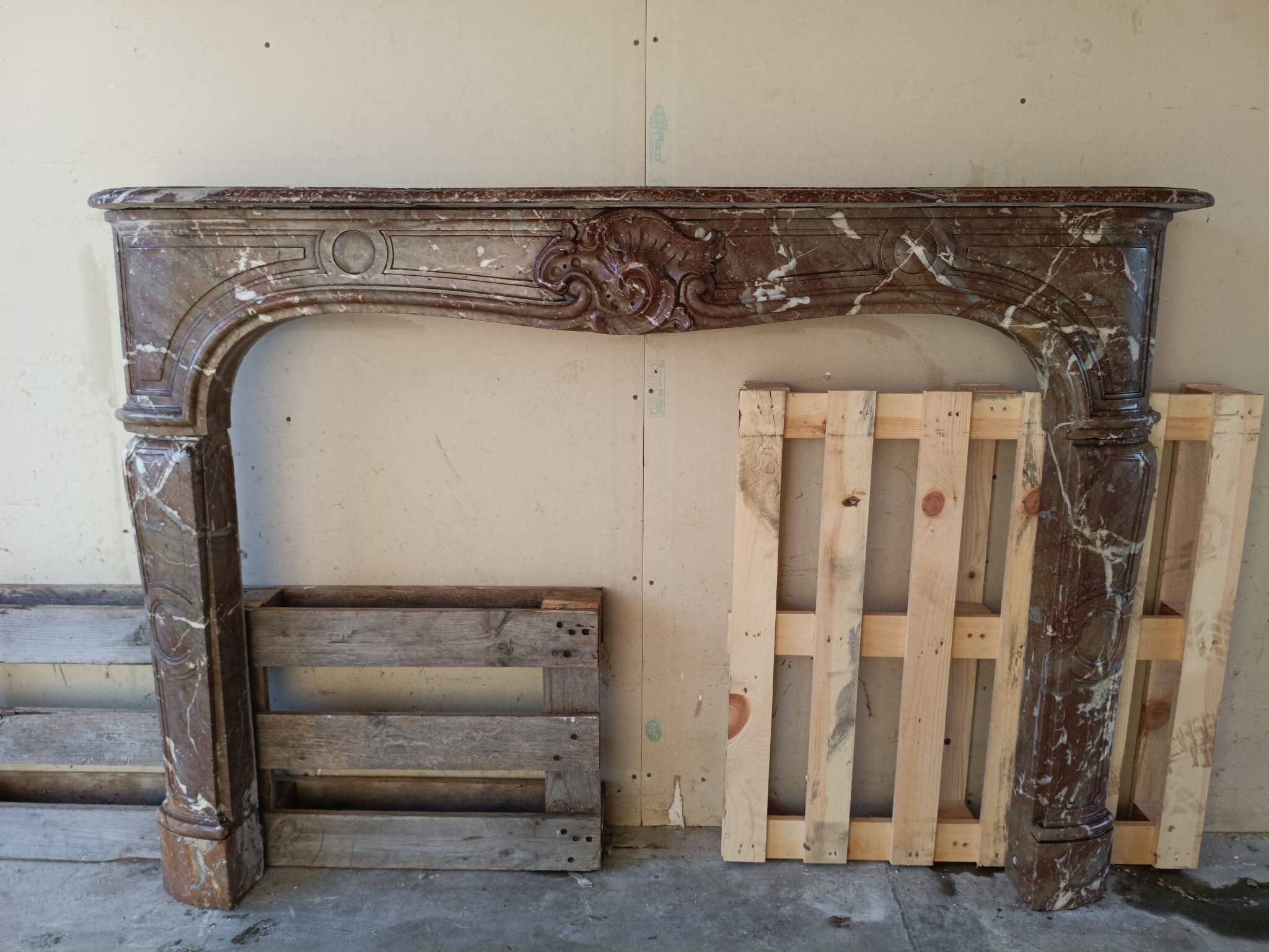Large Louis XV Style Red Marble Fireplace - 19th Century - Width 1