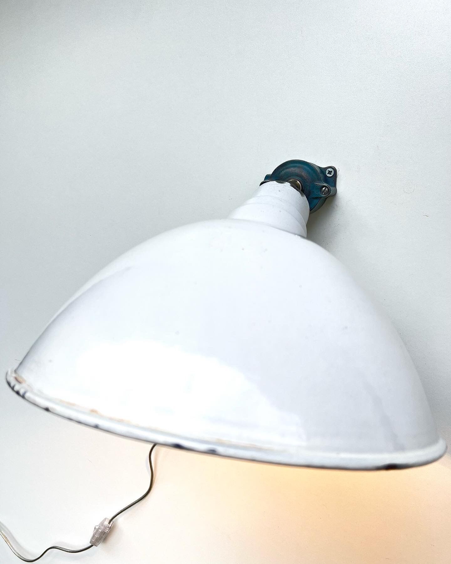 White enamelle tole wall lamp ø 31 cm brand benjamin usa