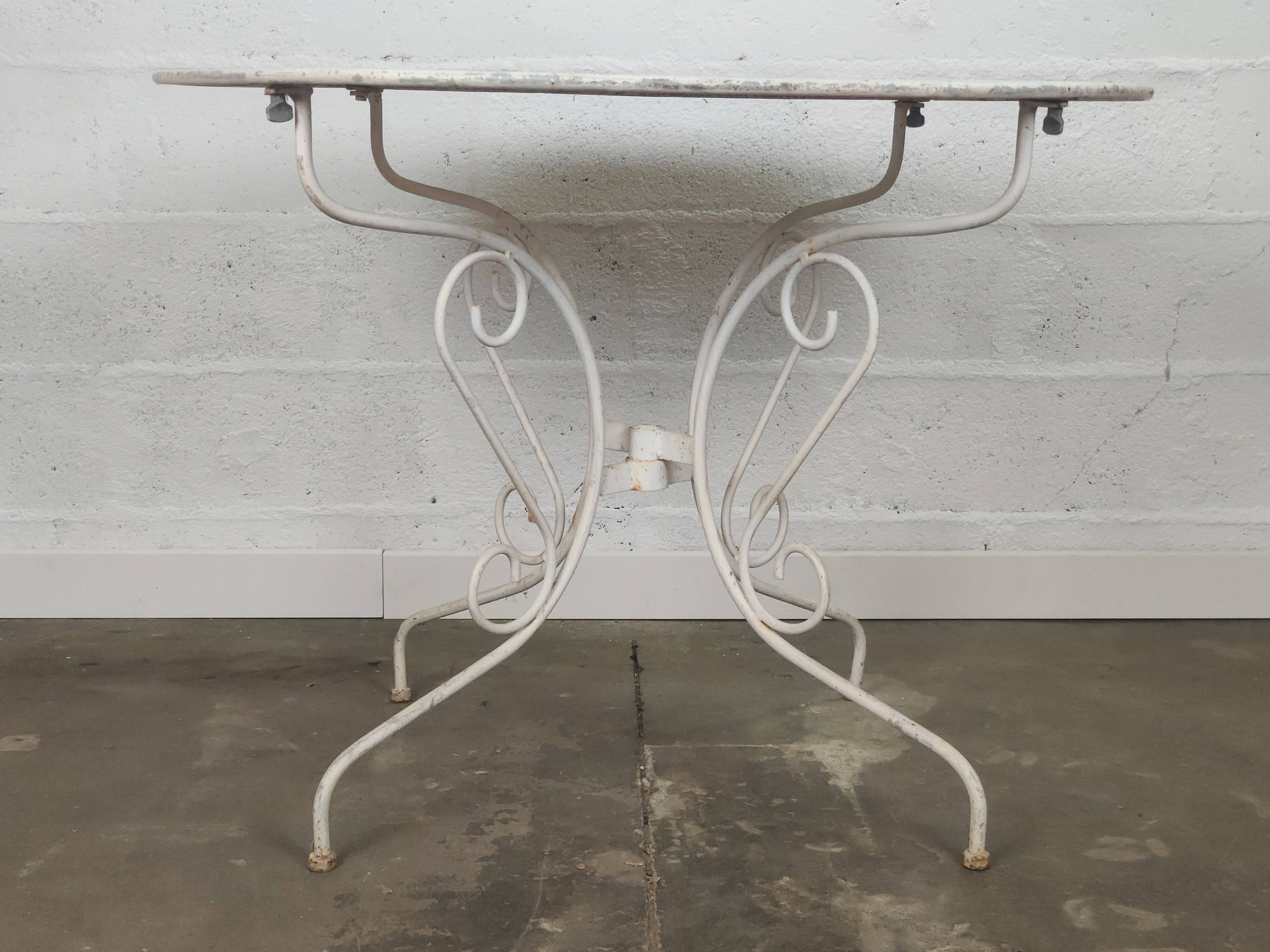 Table de jardin et chaises fer forgé blanc ancien