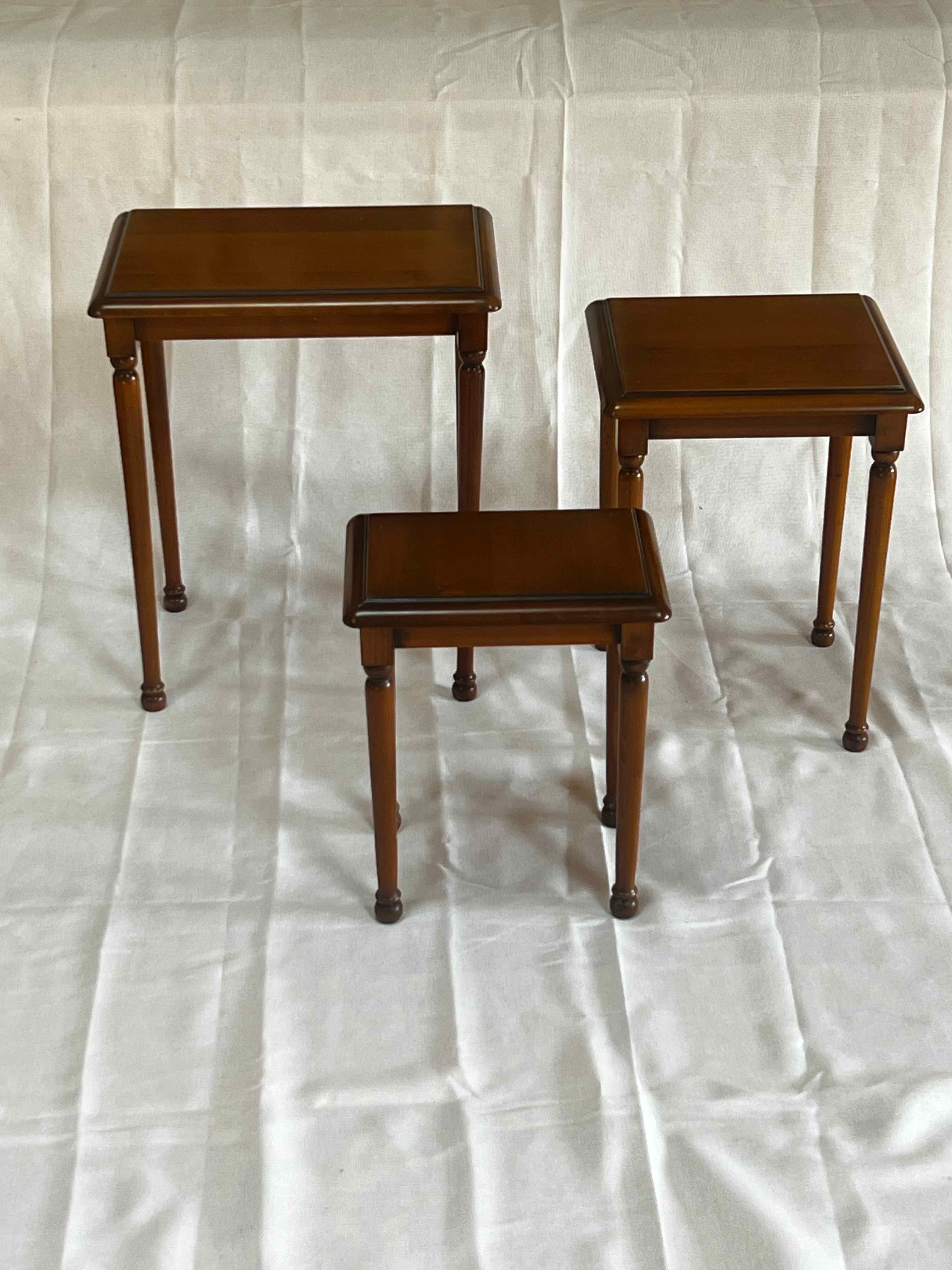 petites tables gigognes en merisier massif