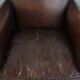 Ensemble de deux fauteuils en cuir de mouton vintage au caractère marqué.