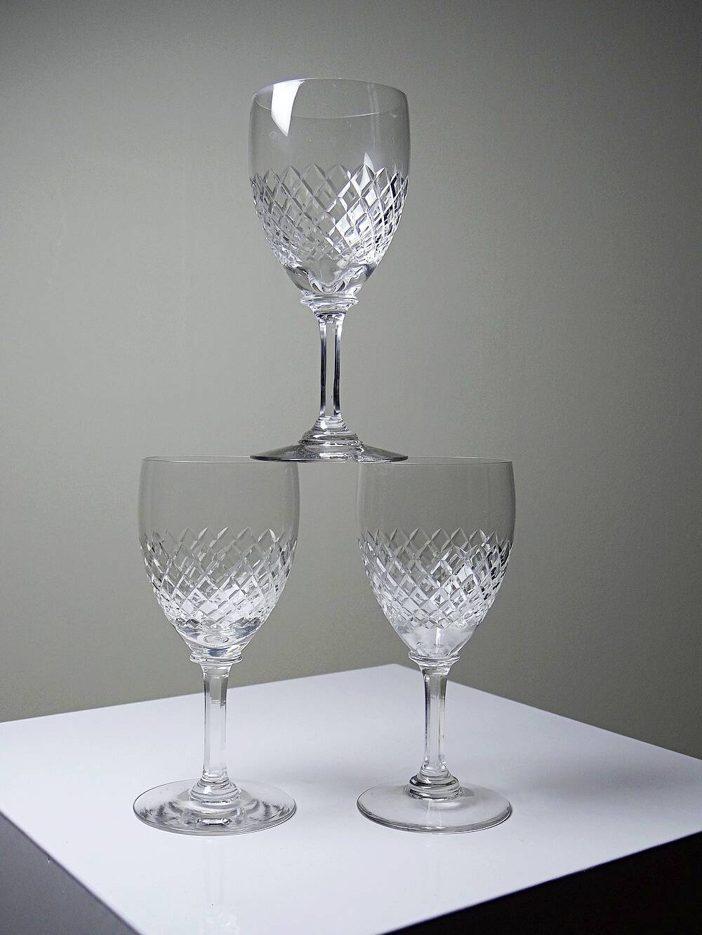 Set of three fine crystal port or aperitif glasses, Saint-Louis style.