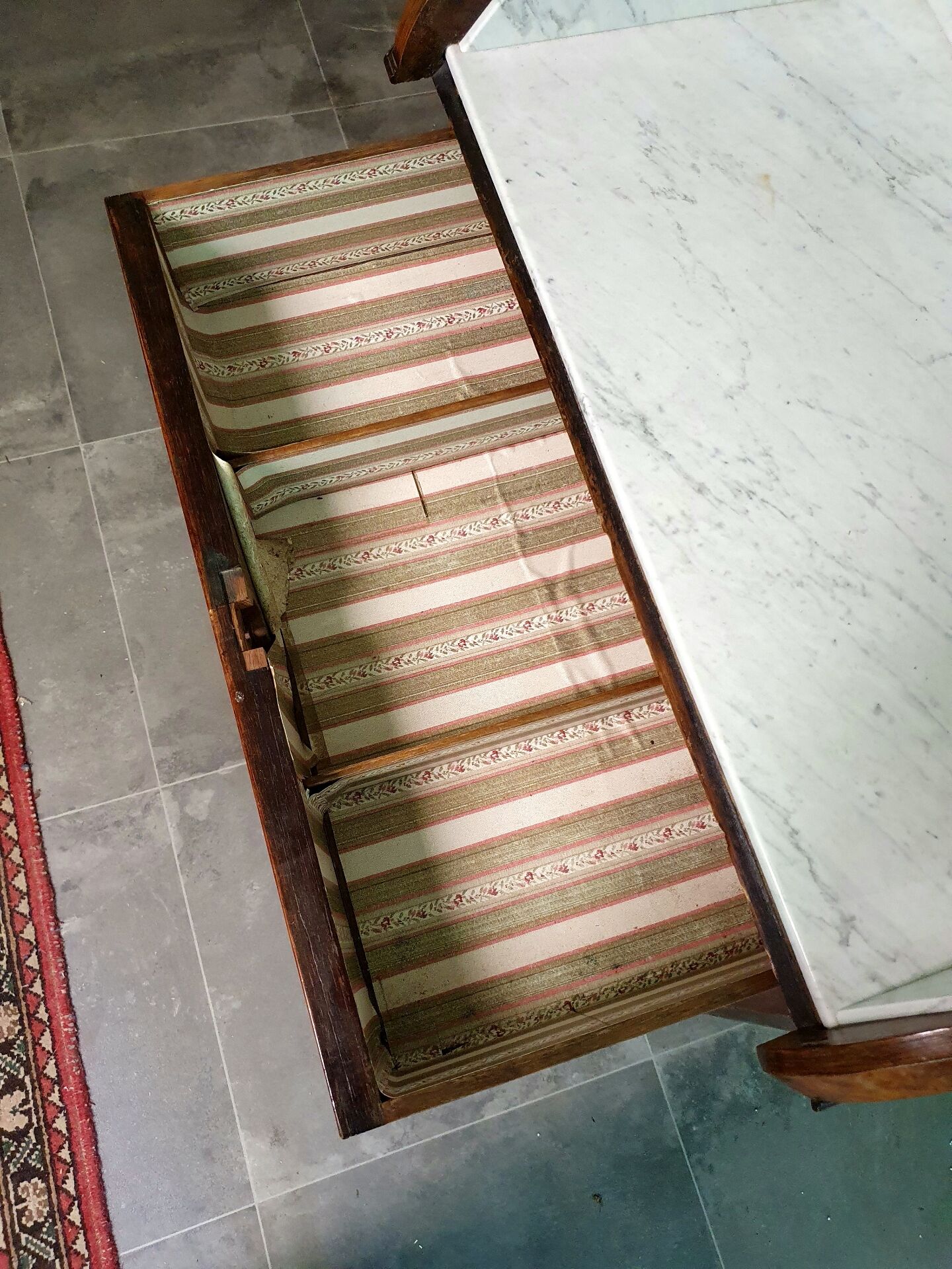 Ancienne commode lavabo en ronce de noyer et marbre blanc – XIXe siècl