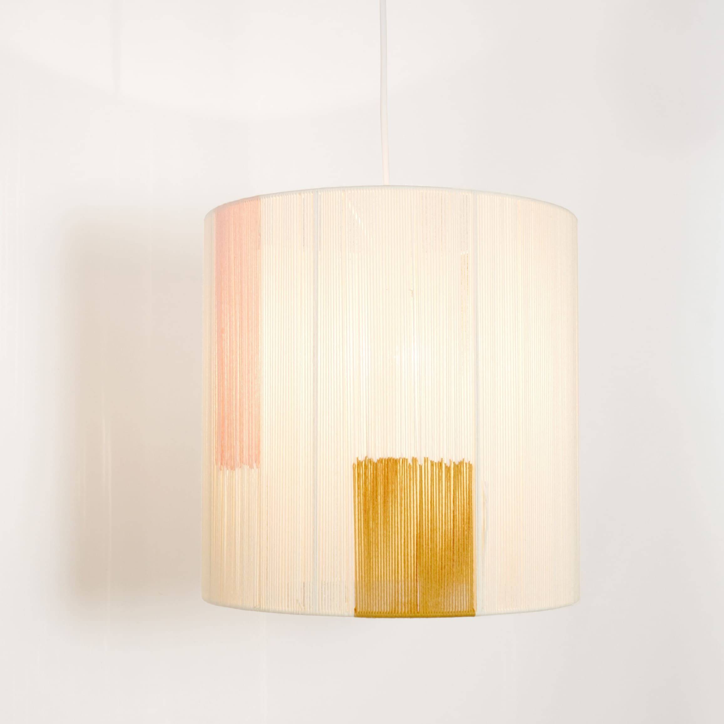 Suspension en fil de coton ecru, rose et camel.