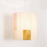 Suspension en fil de coton ecru, rose et camel.