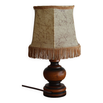 Lampe à poser italienne vintage en bois tourné et abat-jour en peau
