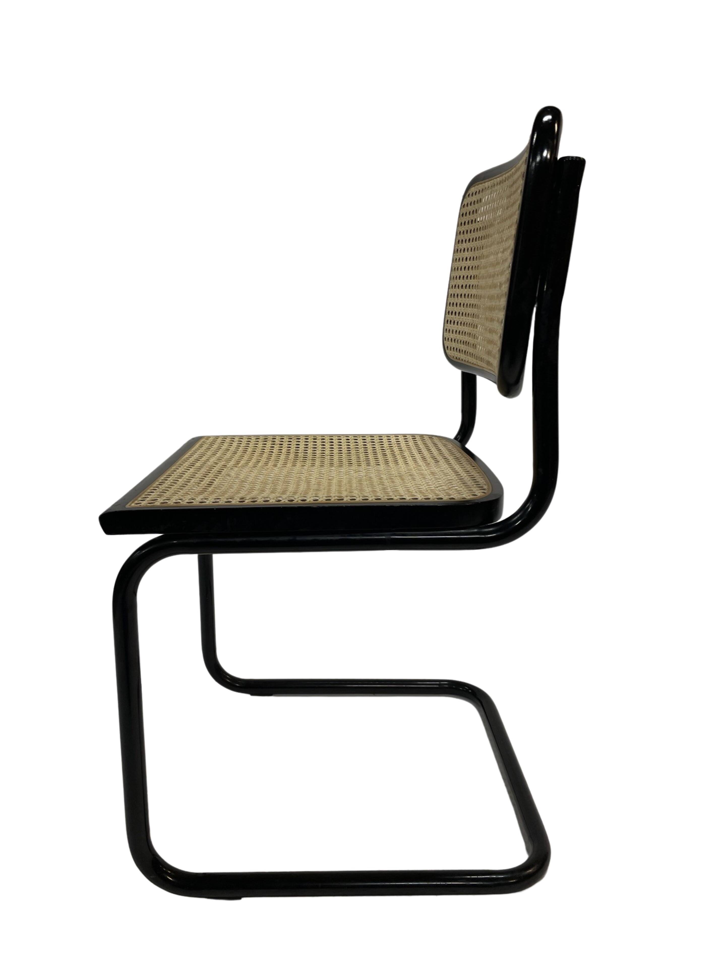 Chaise design Cesca modèle B32 en noir - structure noire