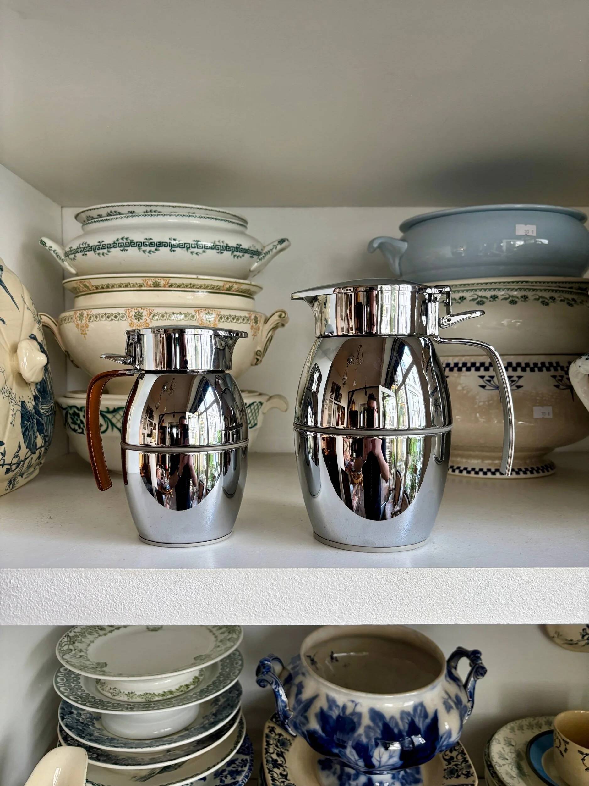 2 Hermès insulated jugs in chrome metal and covered leather.