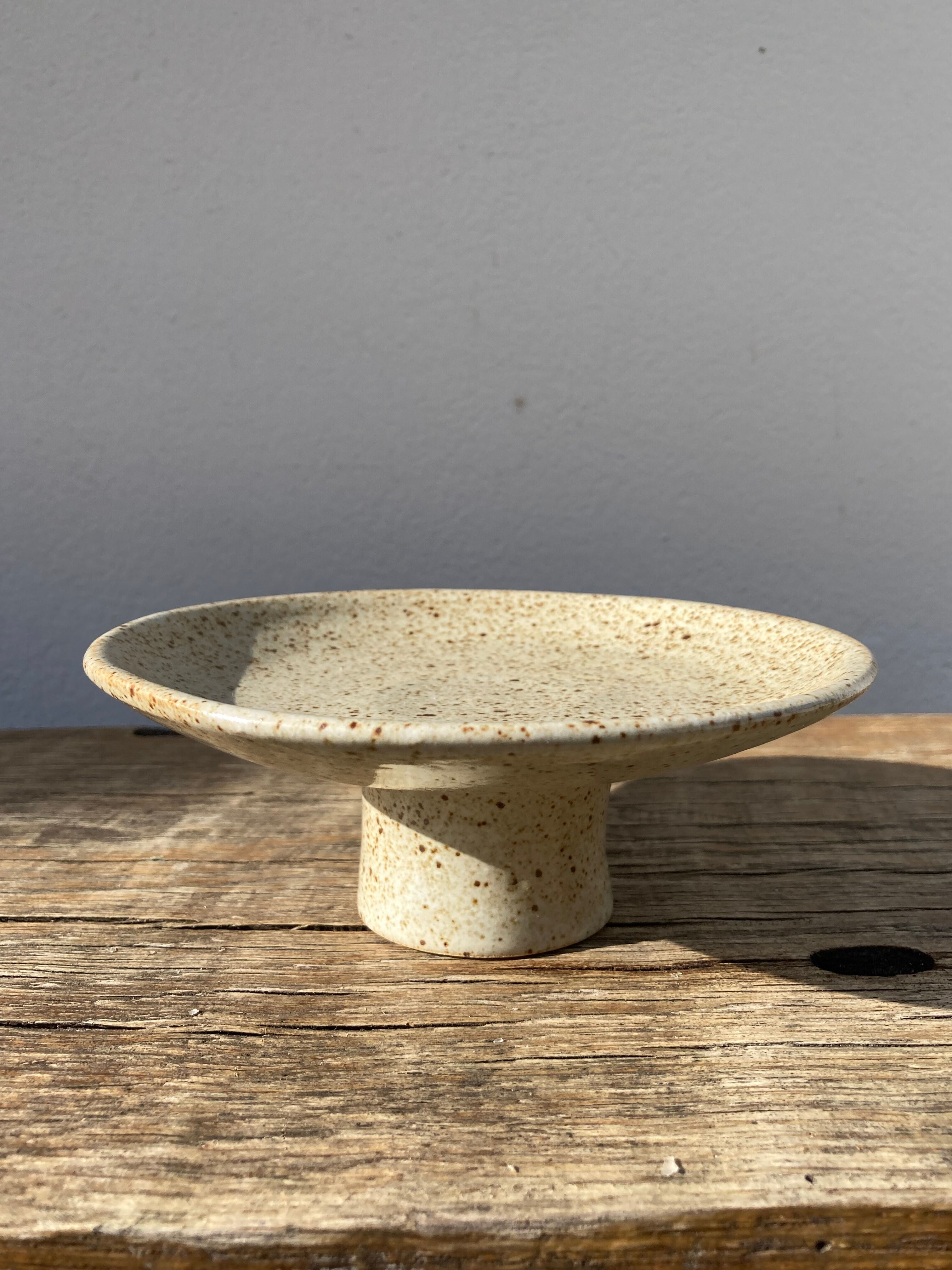 Standing cup in speckled enamelled sandstone brown beige