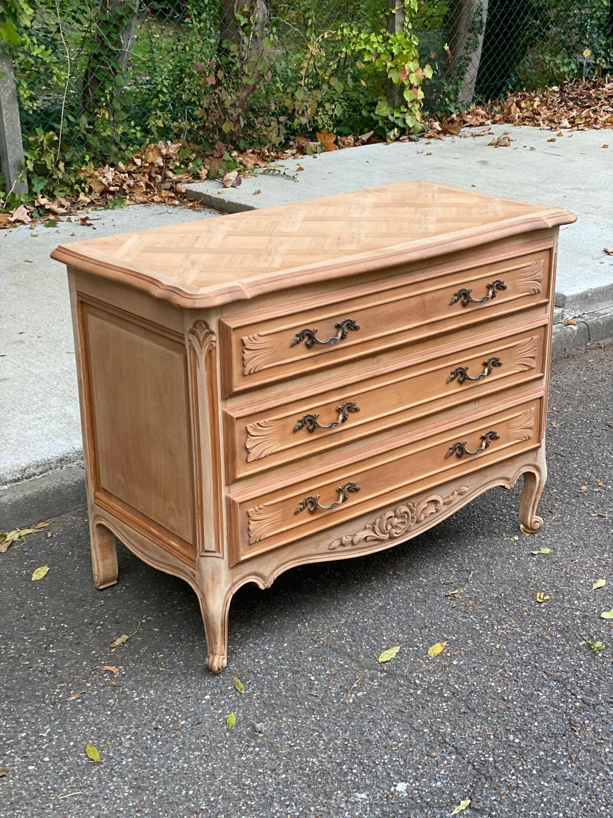 Louis XV Bibus commode, restored in raw solid wood and marquetry, 110cm
