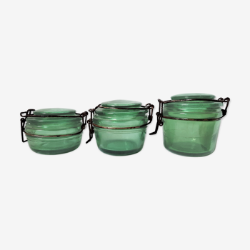 Pots en verre vert anciens