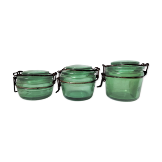 Pots en verre vert anciens