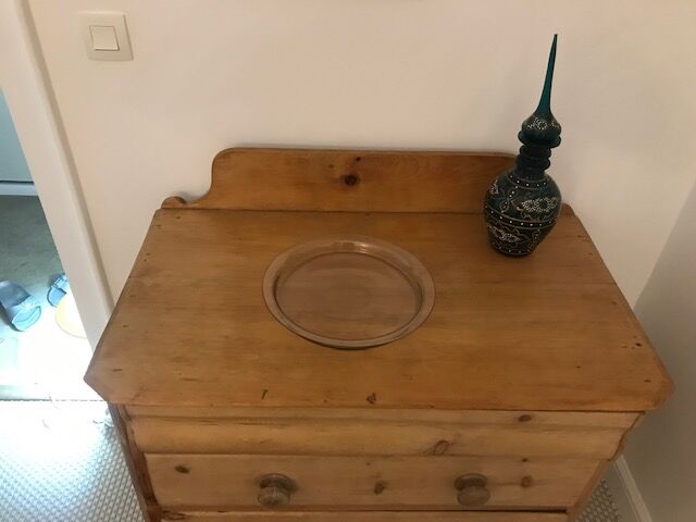 English chest of drawers in pitchpin