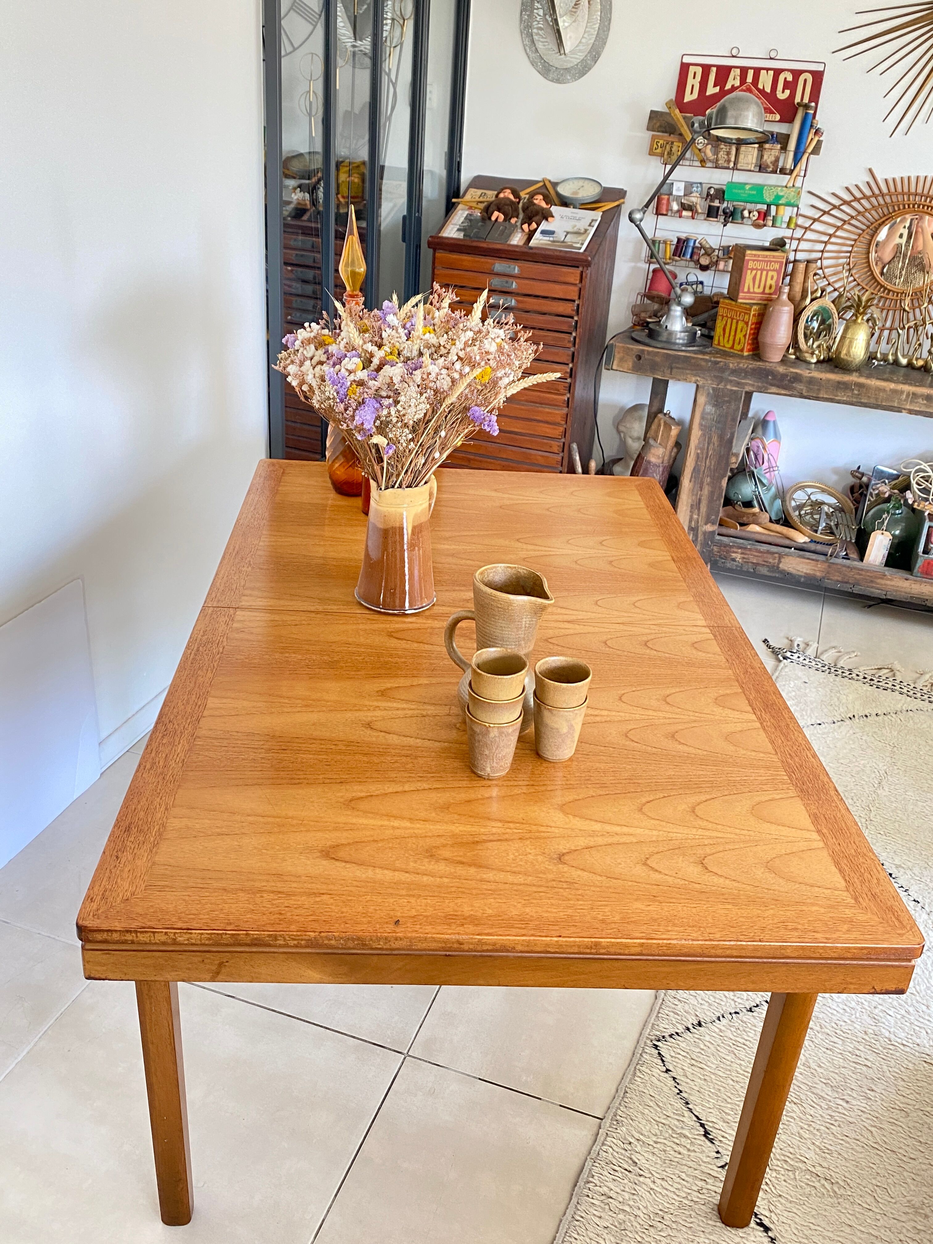 Extendable dining table in NATHAN teak