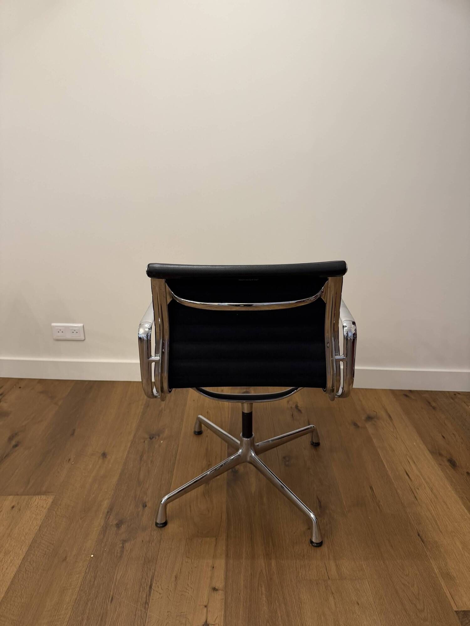 8 Aluminium Chairs EA