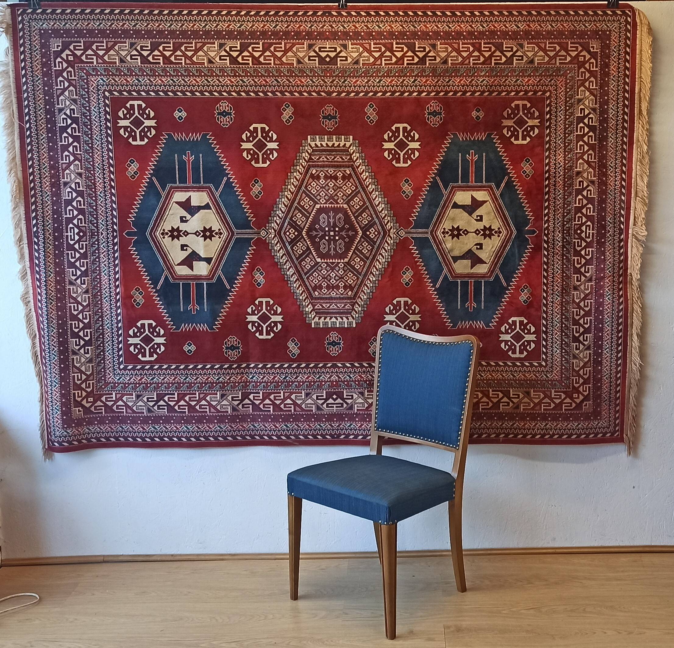 Tapis mural aux motifs orientaux.