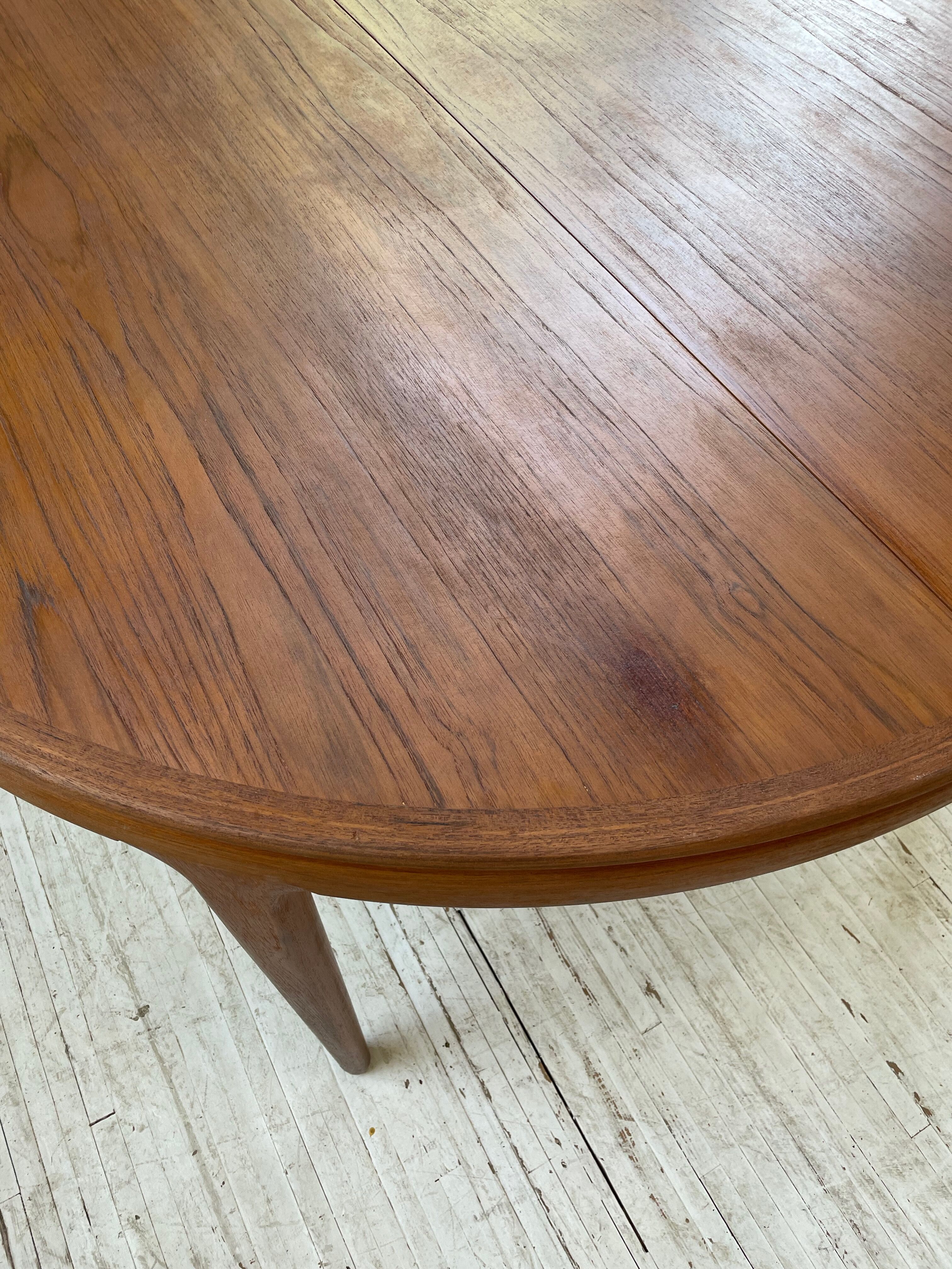 Round table 120-230 cm scandinavian samcom arne hovmand olsen